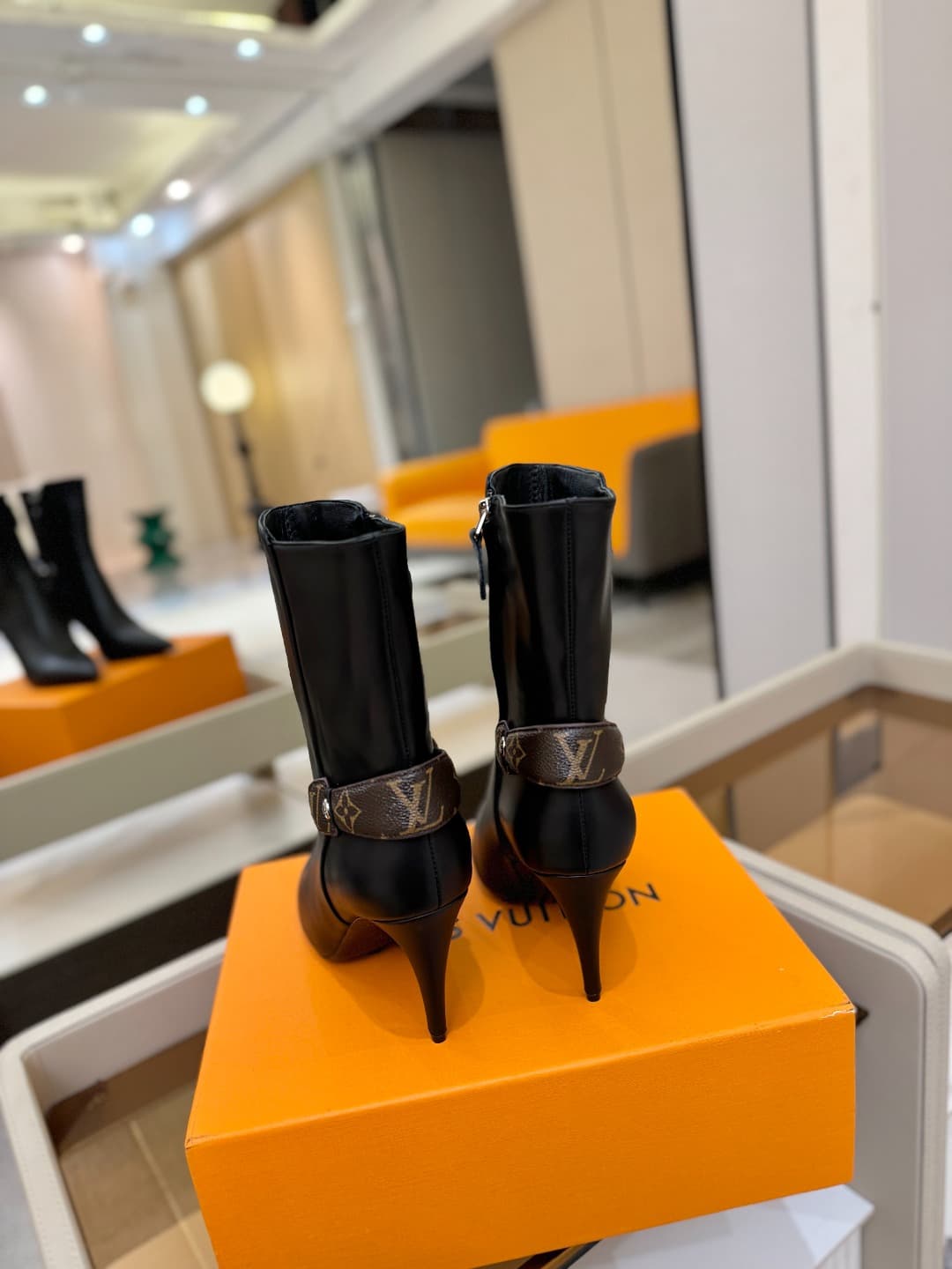 D9047 L✔️ Home – Autumn/Winter storefront models with showroom-style boots; the official website collection is updated simultaneously. Perfect foot shape + LV-inspired buckle design – full of femininity and elegance. Original mold-based foot shape, ultima — image 7