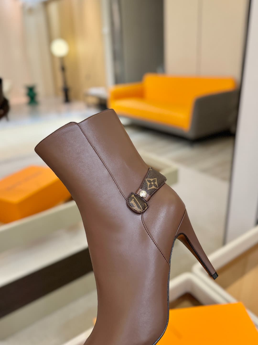 D9046 L✔️ Home – Autumn/Winter boutique runway boots; the official website collection is updated simultaneously. Perfect foot shape + LV-style buckle design, with a feminine and noble style. Original mold-made foot shape, ultimate 1:1 silhouette. High-end — image 8