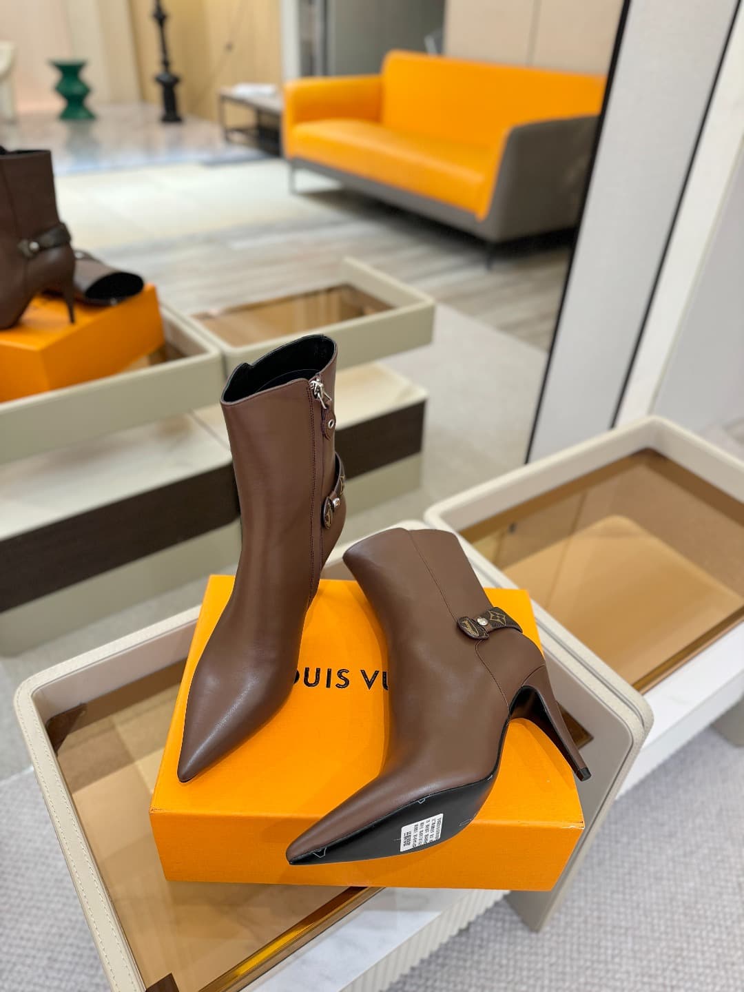 D9046 L✔️ Home – Autumn/Winter boutique runway boots; the official website collection is updated simultaneously. Perfect foot shape + LV-style buckle design, with a feminine and noble style. Original mold-made foot shape, ultimate 1:1 silhouette. High-end — image 5