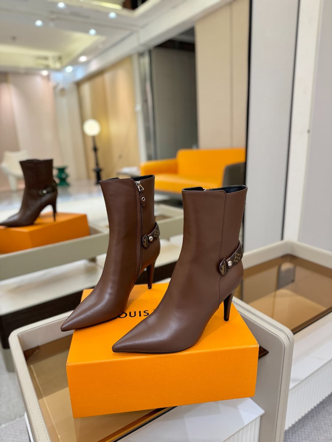 D9046 L✔️ Home – Autumn/Winter boutique runway boots; the official website collection is updated simultaneously. Perfect foot shape + LV-style buckle design, with a feminine and noble style. Original mold-made foot shape, ultimate 1:1 silhouette. High-end — image 3