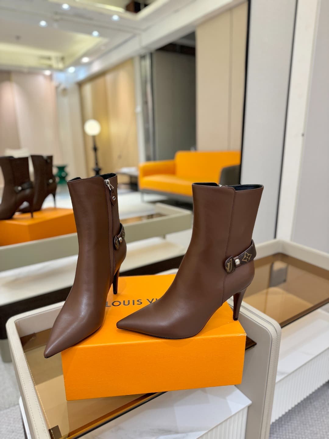 D9046 L✔️ Home – Autumn/Winter boutique runway boots; the official website collection is updated simultaneously. Perfect foot shape + LV-style buckle design, with a feminine and noble style. Original mold-made foot shape, ultimate 1:1 silhouette. High-end — image 4