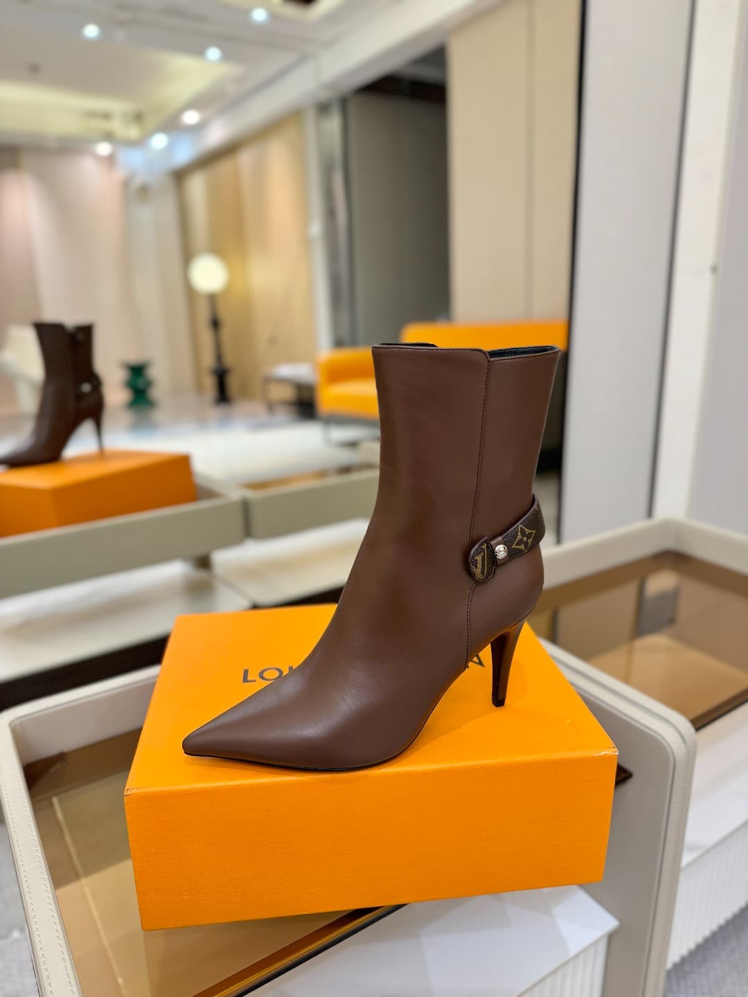 D9046 L✔️ Home – Autumn/Winter boutique runway boots; the official website collection is updated simultaneously. Perfect foot shape + LV-style buckle design, with a feminine and noble style. Original mold-made foot shape, ultimate 1:1 silhouette. High-end — image 1