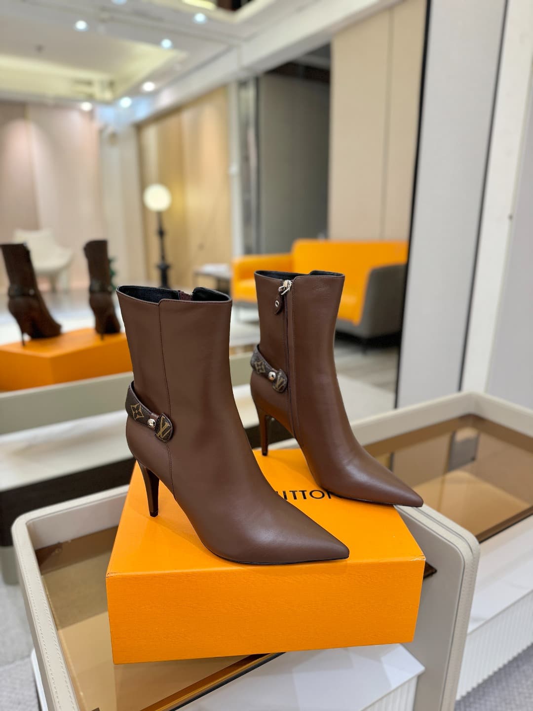 D9046 L✔️ Home – Autumn/Winter boutique runway boots; the official website collection is updated simultaneously. Perfect foot shape + LV-style buckle design, with a feminine and noble style. Original mold-made foot shape, ultimate 1:1 silhouette. High-end — image 2