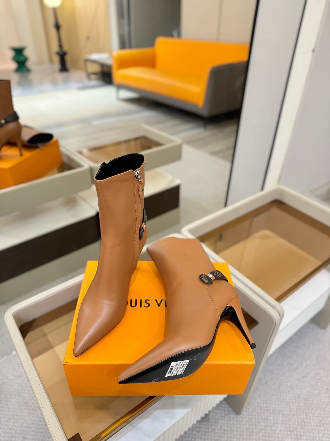 D9045 L✔️ Home – Autumn/Winter boutique runway boots; the official website collection is updated simultaneously. Perfect foot shape + LV-inspired buckle design – full of femininity and elegance. Original mold-made foot shape, premium quality, and imported — image 4