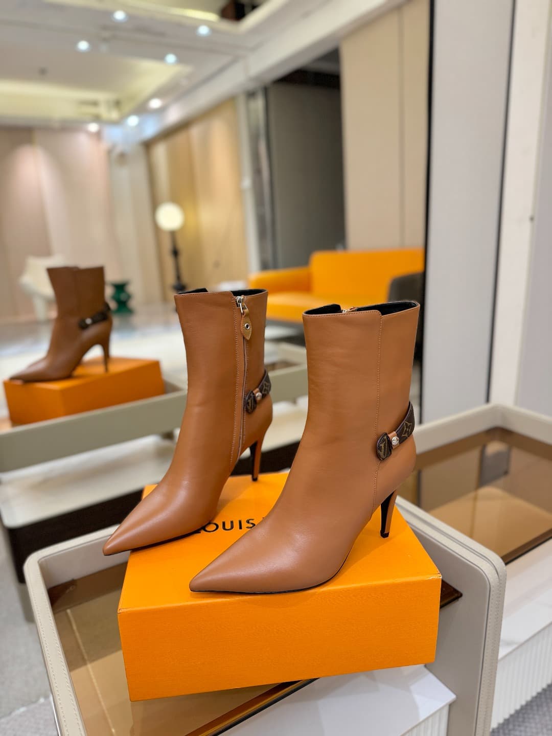D9045 L✔️ Home – Autumn/Winter boutique runway boots; the official website collection is updated simultaneously. Perfect foot shape + LV-inspired buckle design – full of femininity and elegance. Original mold-made foot shape, premium quality, and imported — image 3