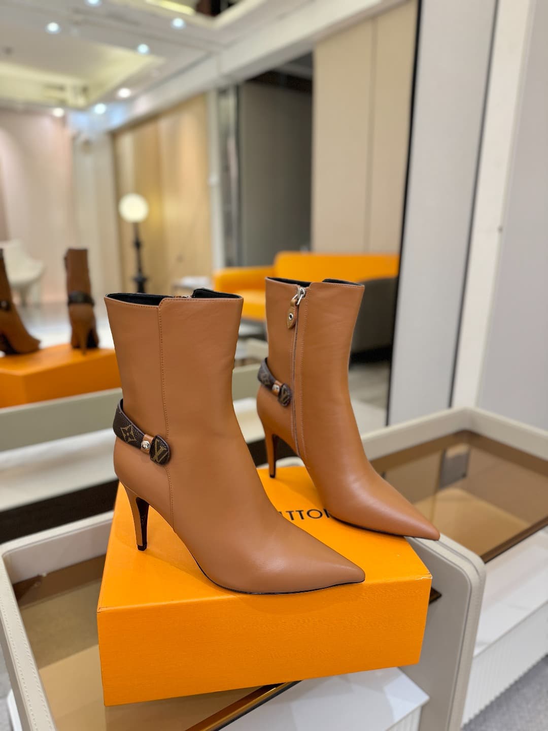 D9045 L✔️ Home – Autumn/Winter boutique runway boots; the official website collection is updated simultaneously. Perfect foot shape + LV-inspired buckle design – full of femininity and elegance. Original mold-made foot shape, premium quality, and imported — image 2