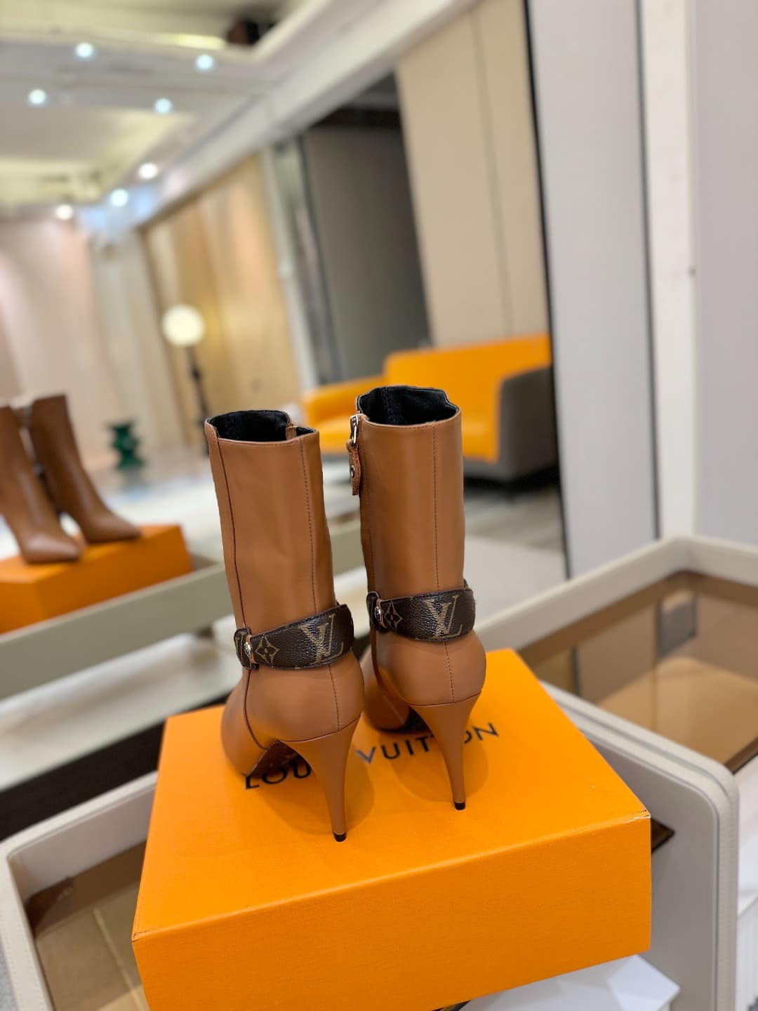D9045 L✔️ Home – Autumn/Winter boutique runway boots; the official website collection is updated simultaneously. Perfect foot shape + LV-inspired buckle design – full of femininity and elegance. Original mold-made foot shape, premium quality, and imported — image 7
