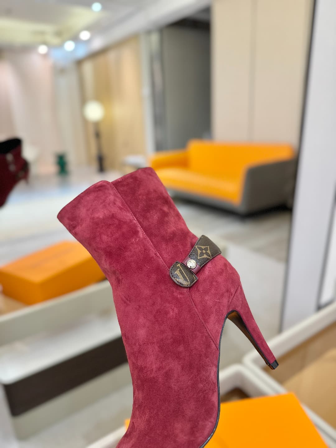 D9043 L✔️ Home – Autumn/Winter boutique runway boots; the official website collection is updated in real time. Perfect foot shape + LV-inspired buckle design – full of femininity and elegance. Original mold-made foot shape, premium quality, and imported h — image 8