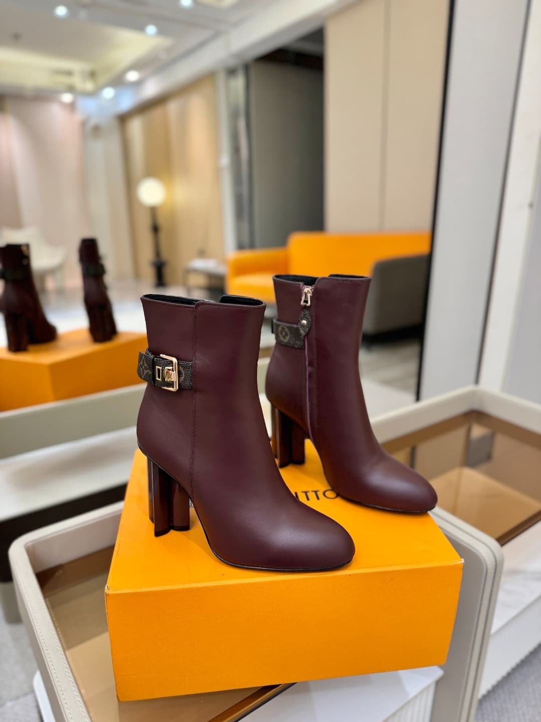 D9041 L✔️ Home – Autumn/Winter store’s runway-style boots; the official website collection is updated simultaneously. Perfect foot shape + LV-inspired buckle design – full of femininity and elegance. Original mold-based foot shape, top-tier quality, and i — image 2