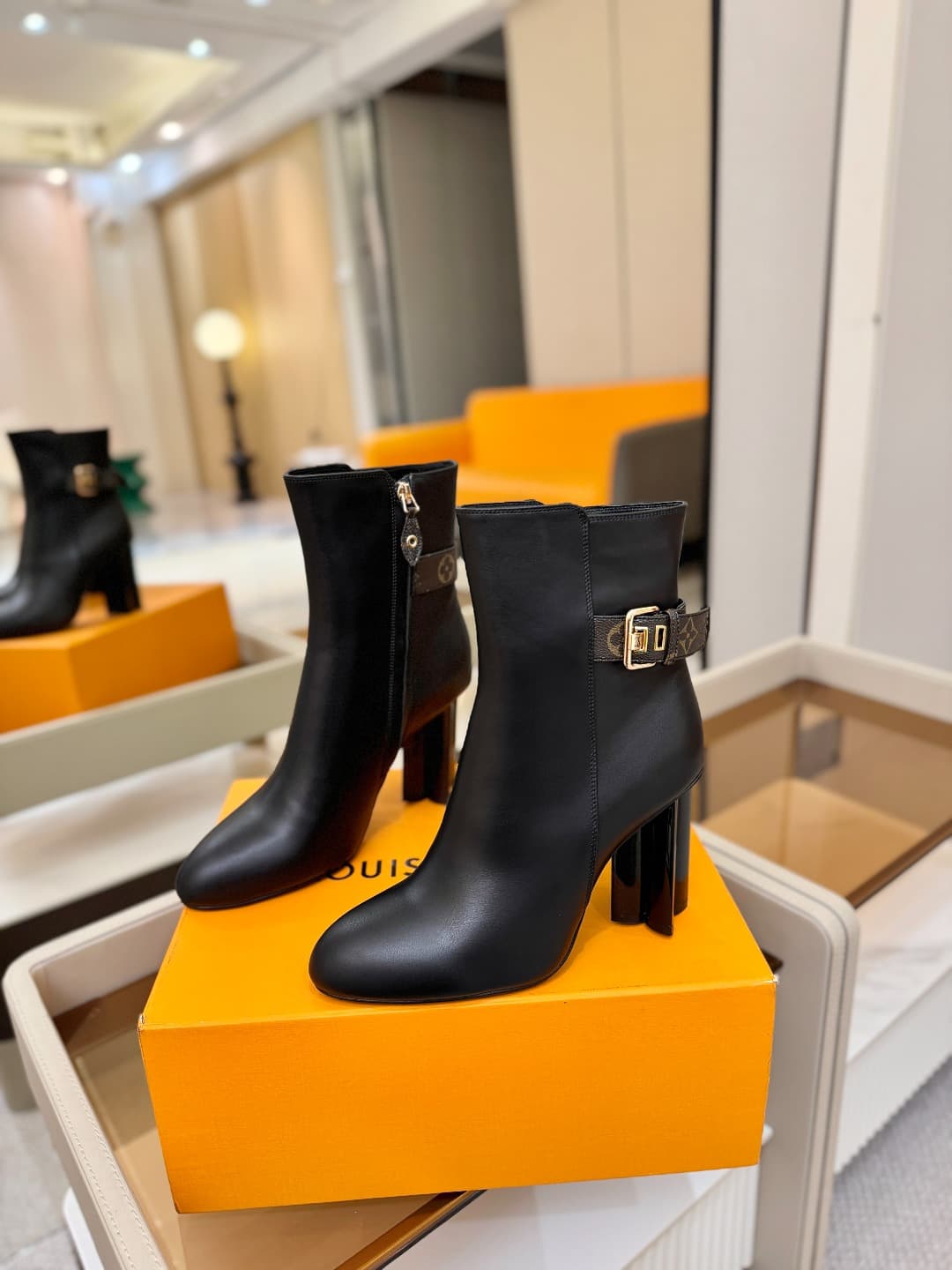 D9042 L✔️ Home – Autumn/Winter boutique runway boots; the official website collection is updated simultaneously. Perfect fit + LV-style buckles design – full of femininity and elegance. Original mold fit, premium quality, and imported high-end fabric prov — image 3