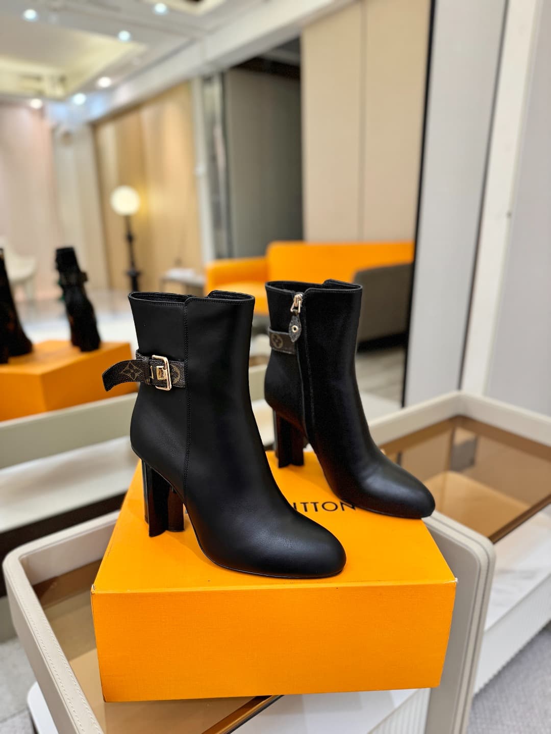 D9042 L✔️ Home – Autumn/Winter boutique runway boots; the official website collection is updated simultaneously. Perfect fit + LV-style buckles design – full of femininity and elegance. Original mold fit, premium quality, and imported high-end fabric prov — image 2