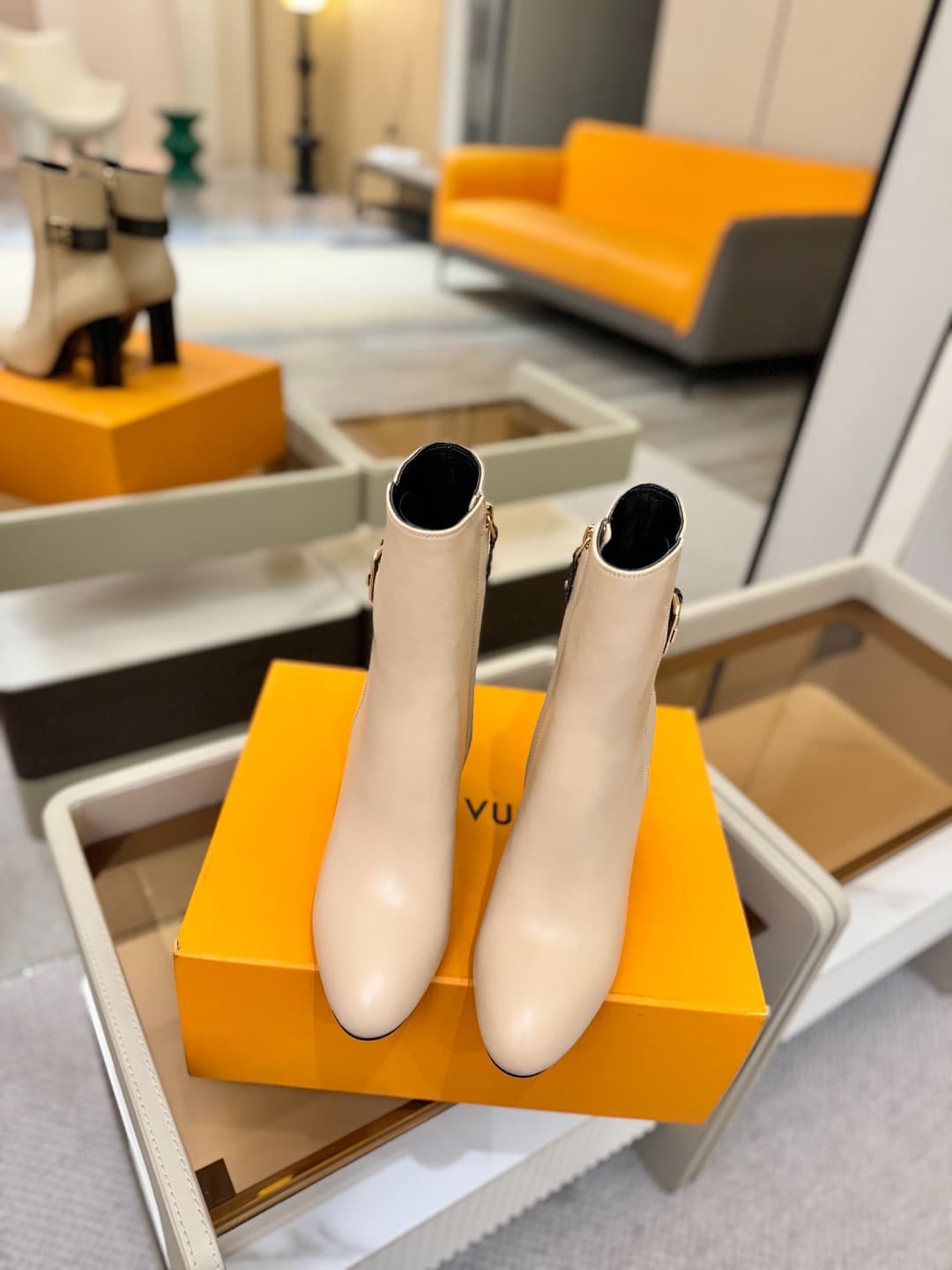 D9039 L✔️ Home – Autumn/Winter storefront models with showy boots; the official website collection is updated simultaneously. Perfect fit + LV-style buttons design – full of femininity and elegance. Original mold-made fit, top-tier quality, and imported h — image 4