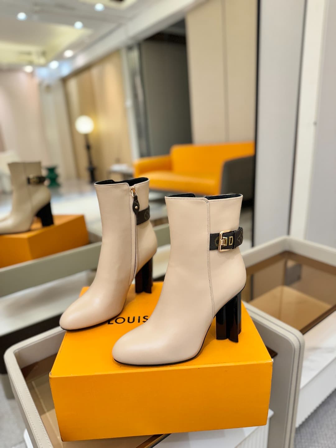 D9039 L✔️ Home – Autumn/Winter storefront models with showy boots; the official website collection is updated simultaneously. Perfect fit + LV-style buttons design – full of femininity and elegance. Original mold-made fit, top-tier quality, and imported h — image 3