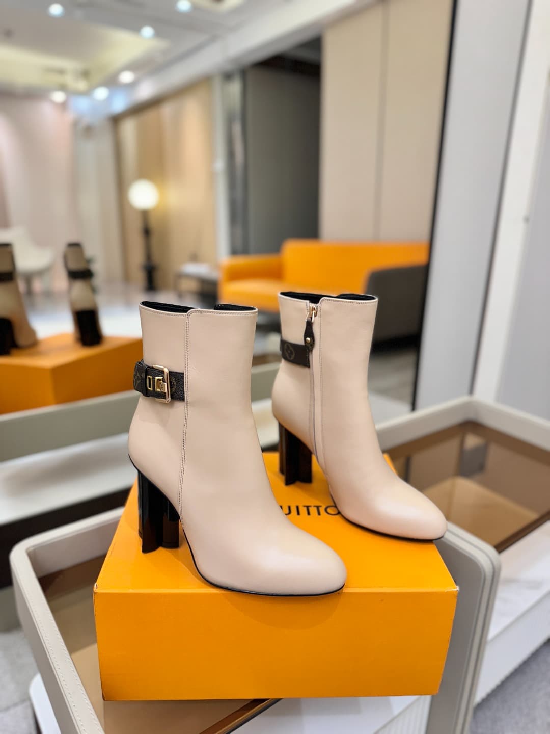D9039 L✔️ Home – Autumn/Winter storefront models with showy boots; the official website collection is updated simultaneously. Perfect fit + LV-style buttons design – full of femininity and elegance. Original mold-made fit, top-tier quality, and imported h — image 2
