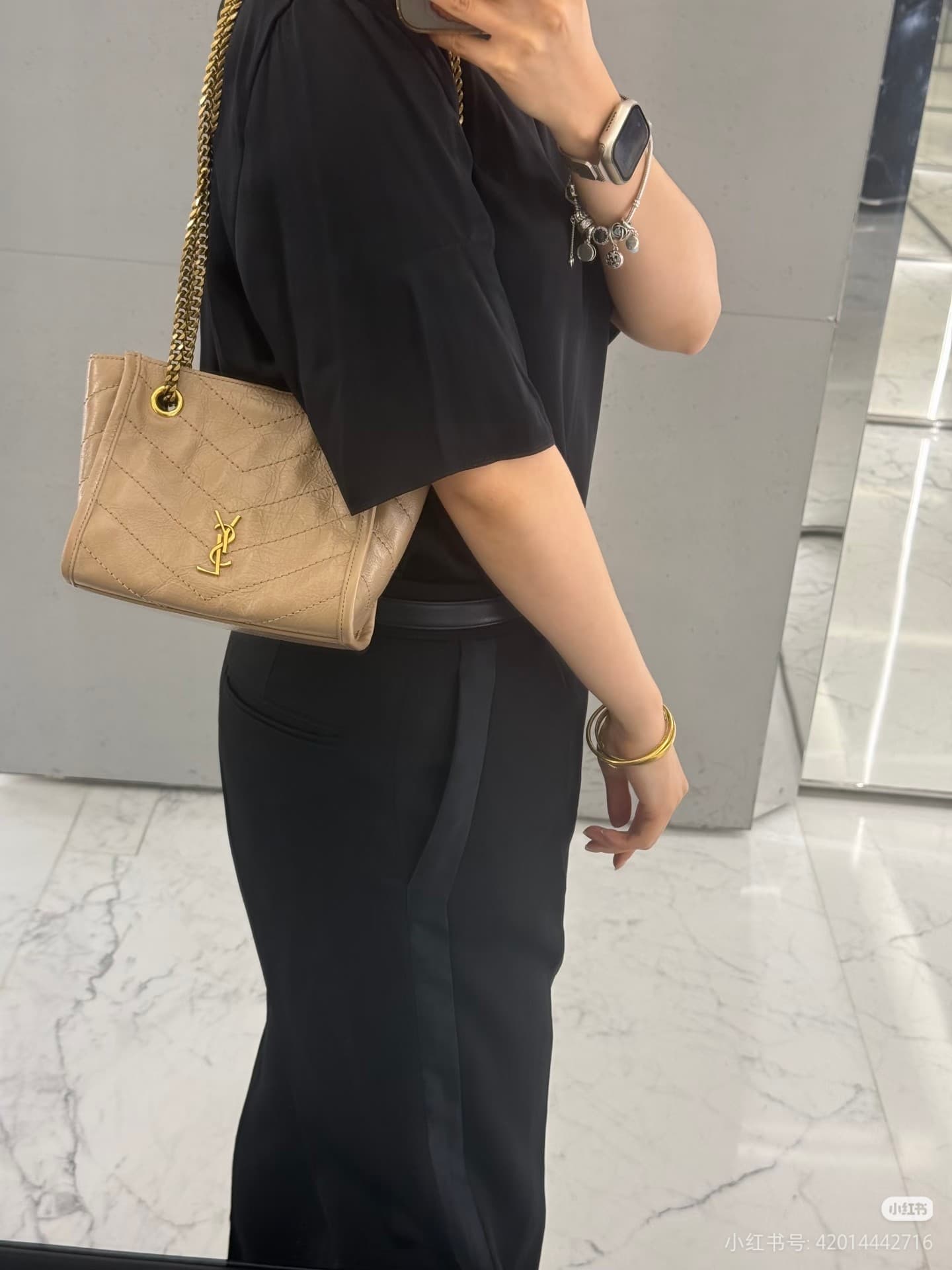 C8463 St. Laurent Niki mini shopping bag, with oil-waxed leather that feels incredibly premium! The surface has natural folds, giving a soft and durable texture. Metal chain strap + YSL logo – vintage yet trendy. Lightweight and well-sized, perfect for co — image 5