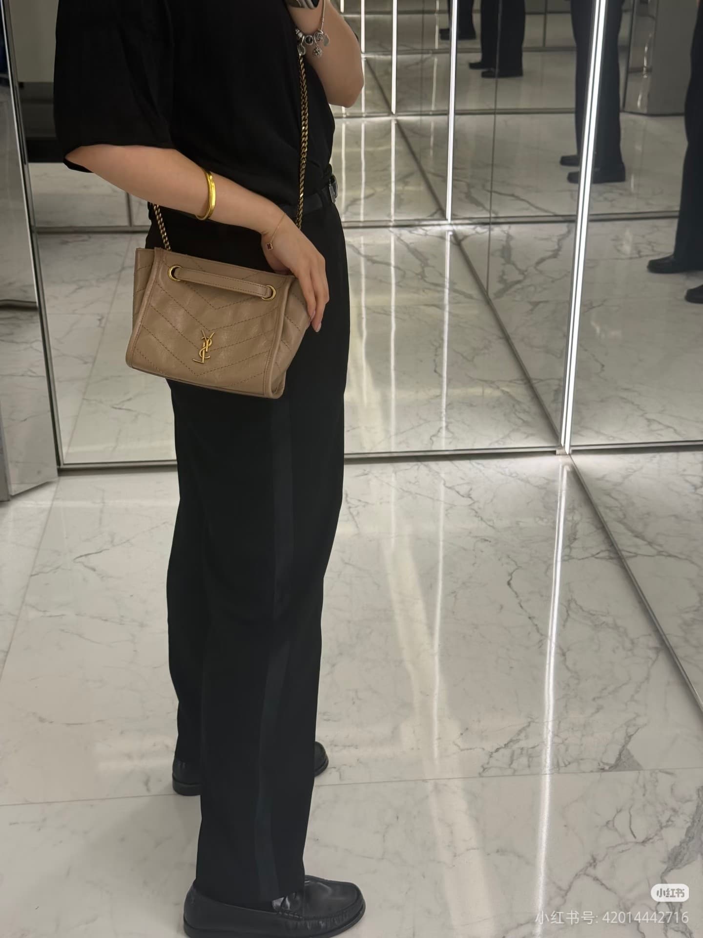 C8463 St. Laurent Niki mini shopping bag, with oil-waxed leather that feels incredibly premium! The surface has natural folds, giving a soft and durable texture. Metal chain strap + YSL logo – vintage yet trendy. Lightweight and well-sized, perfect for co — image 4