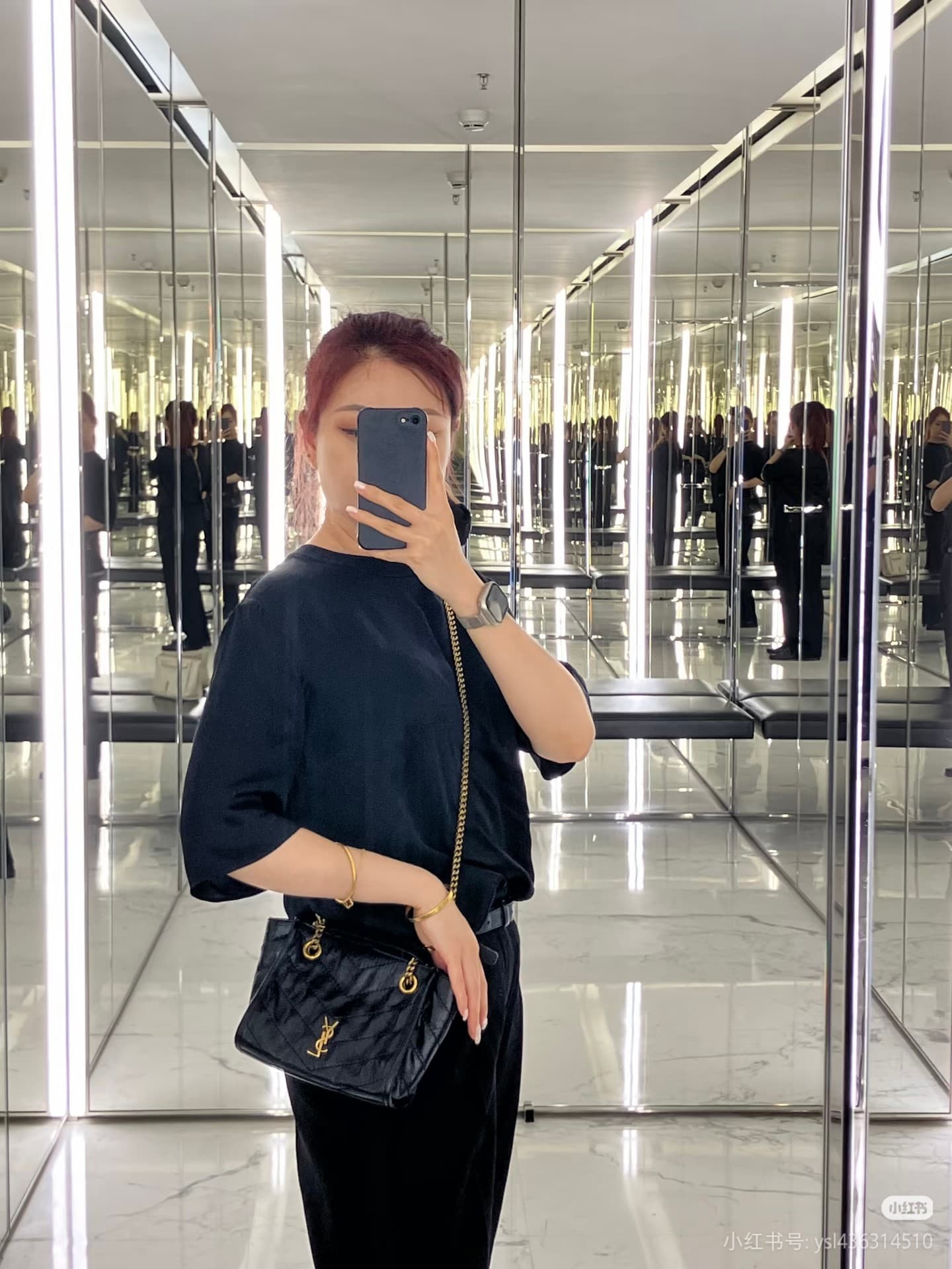 C8463 St. Laurent Niki mini shopping bag, with oil-waxed leather that feels incredibly premium! The surface has natural folds, giving a soft and durable texture. Metal chain strap + YSL logo – vintage yet trendy. Lightweight and well-sized, perfect for co — image 7