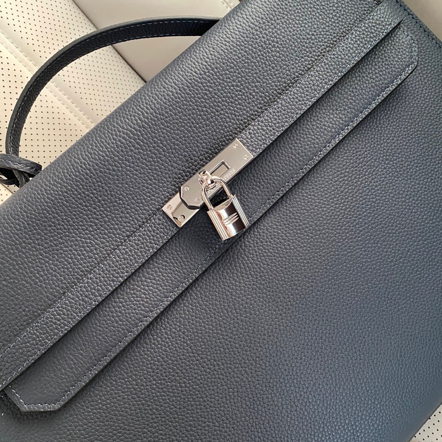 C4938 Hermès carabanolizontal 🇫🇷 Fashionable fingerprint lock, casual bag 🇫🇷 High-end original products, made from imported first-grade calf skin. Stylish and unique, handcrafted. The texture of the leather is excellent. Perfect for pairing with special i — image 5