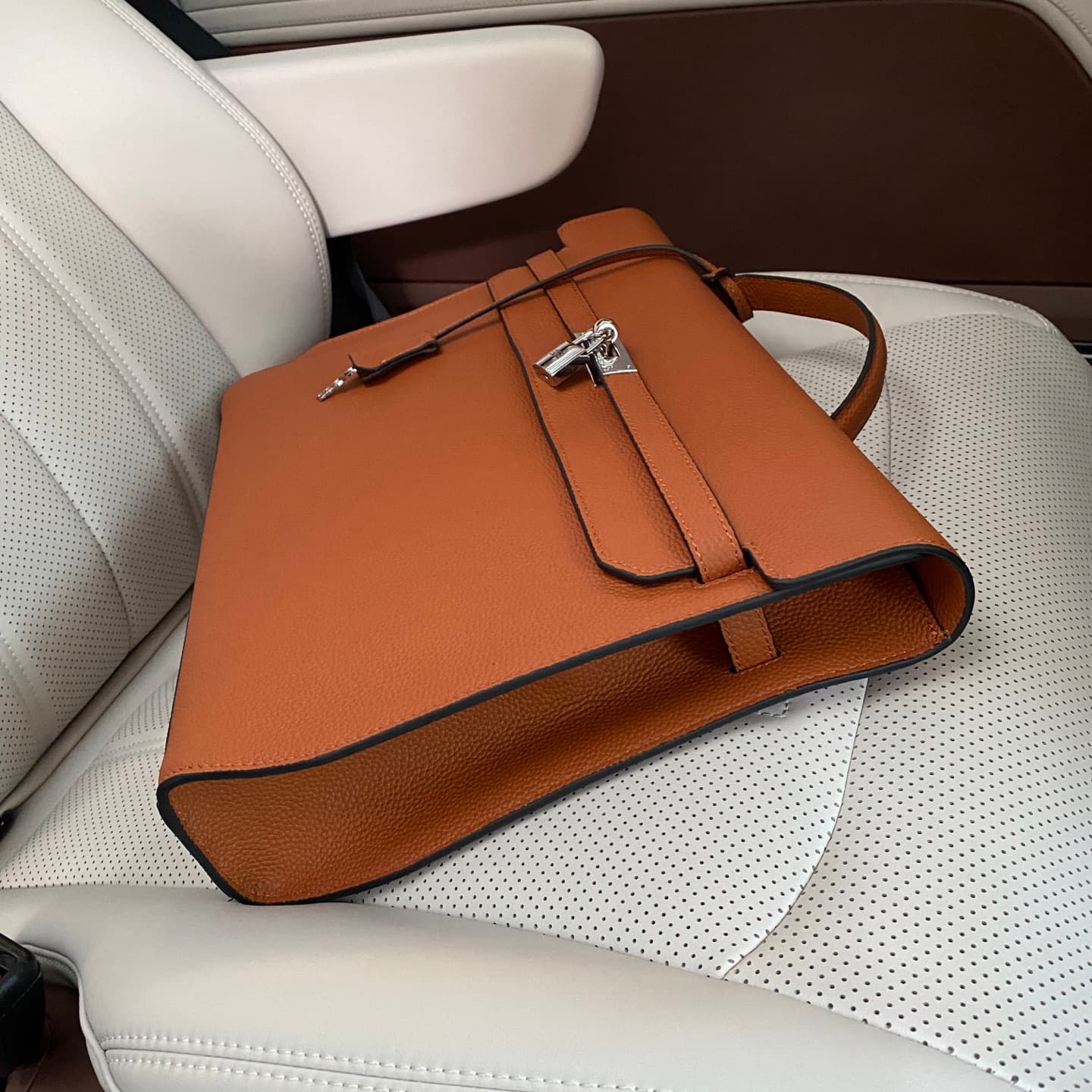 C4937 Hermès carabanolizontal 🇫🇷 Fashionable fingerprint lock, casual bag 🇫🇷 High-end original products, made from imported first-grade calf skin. Stylish and unique, handcrafted. The texture of the leather is excellent. Perfect for pairing with the dedic — image 4