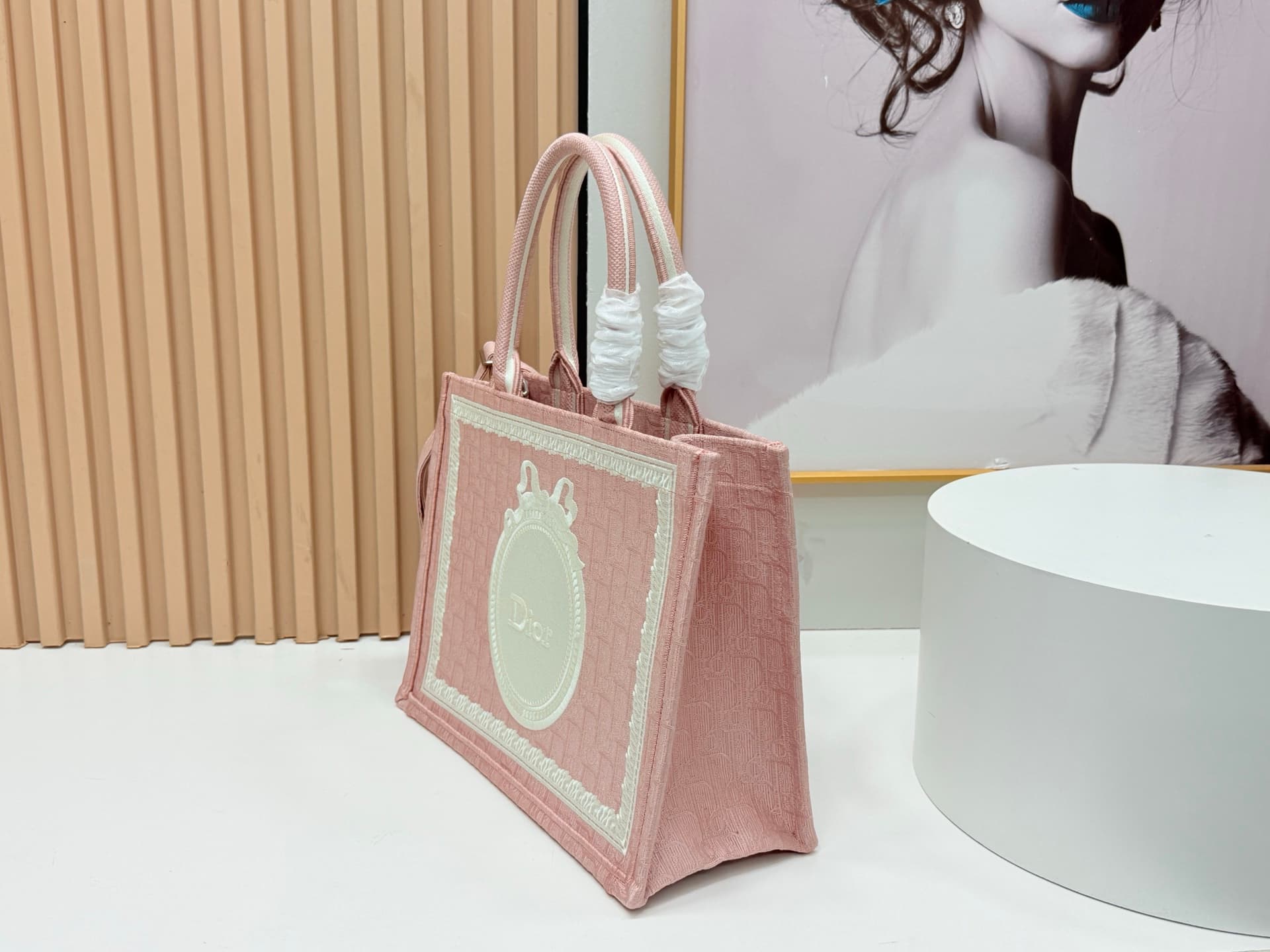 C1896 Details of Diore JWA’s new bags in the first season! The classic bags now have a modern twist. — image 3