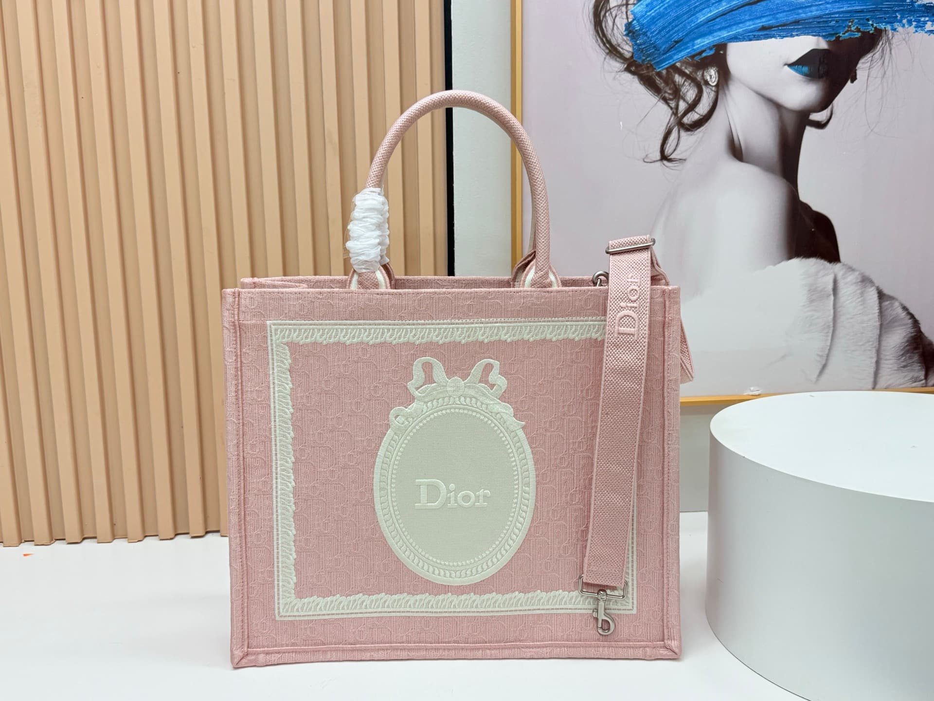 C1894 Details of Diore JWA’s new bags in the first season! The classic bags now have a modern twist. — image 4