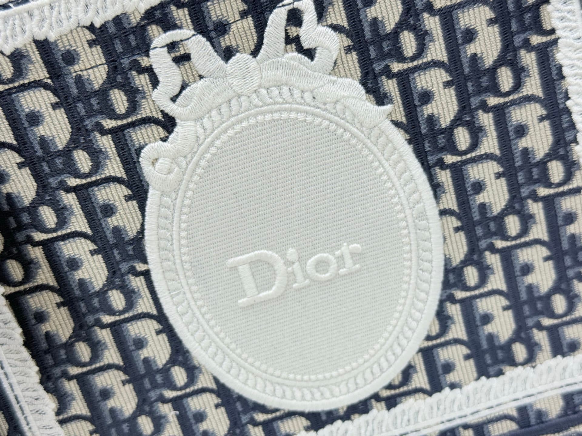C2020 Details of Diô JWA’s new bags in the first season! The classic bags now have a modern twist. — image 6