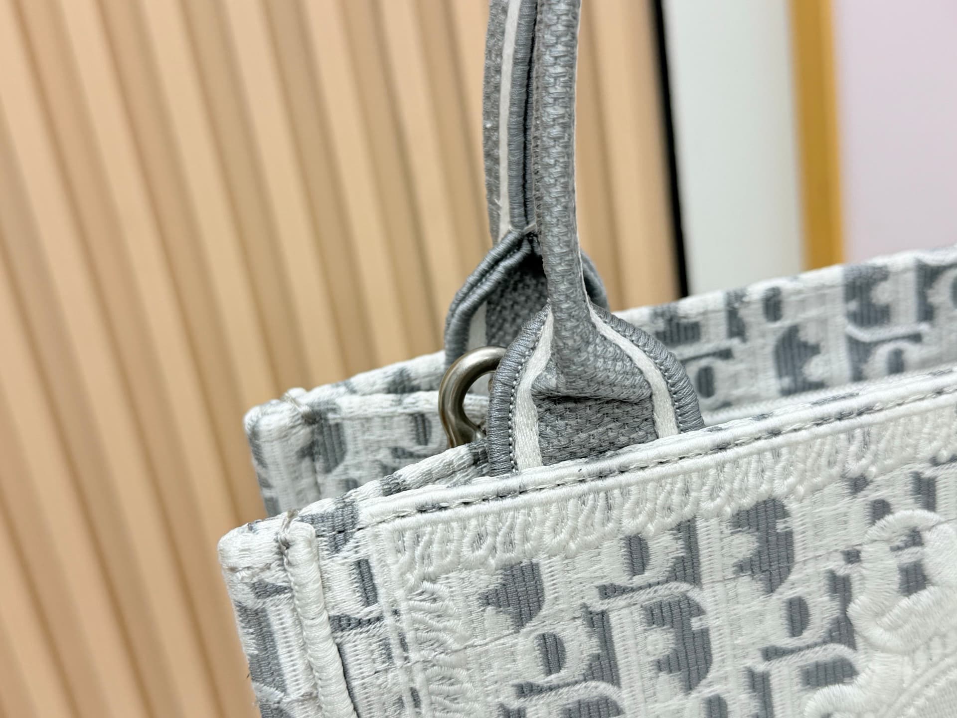 C2014 Details of Diore JWA’s new bags in the first season! The classic bags now have a modern touch. — image 6