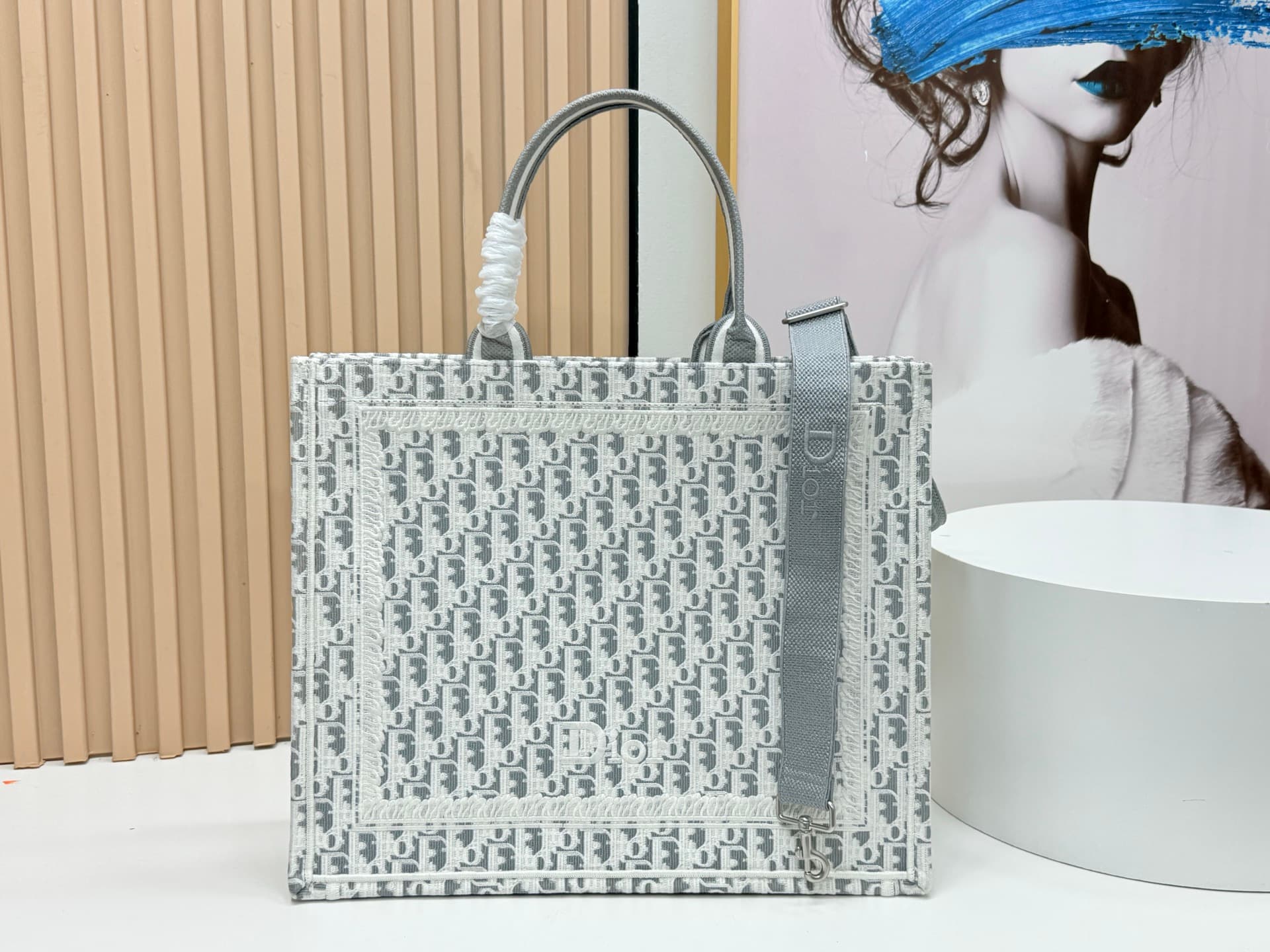 C2010 Details of Diore JWA’s new bags in the first season! The classic bags now have a modern twist. — image 4