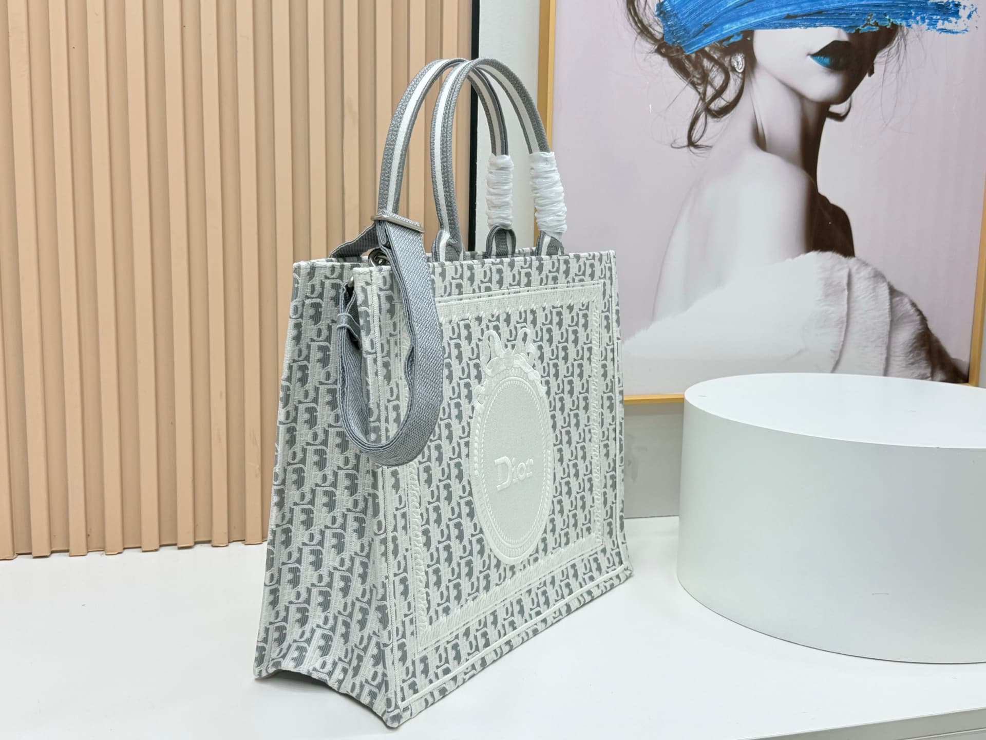 C2010 Details of Diore JWA’s new bags in the first season! The classic bags now have a modern twist. — image 2