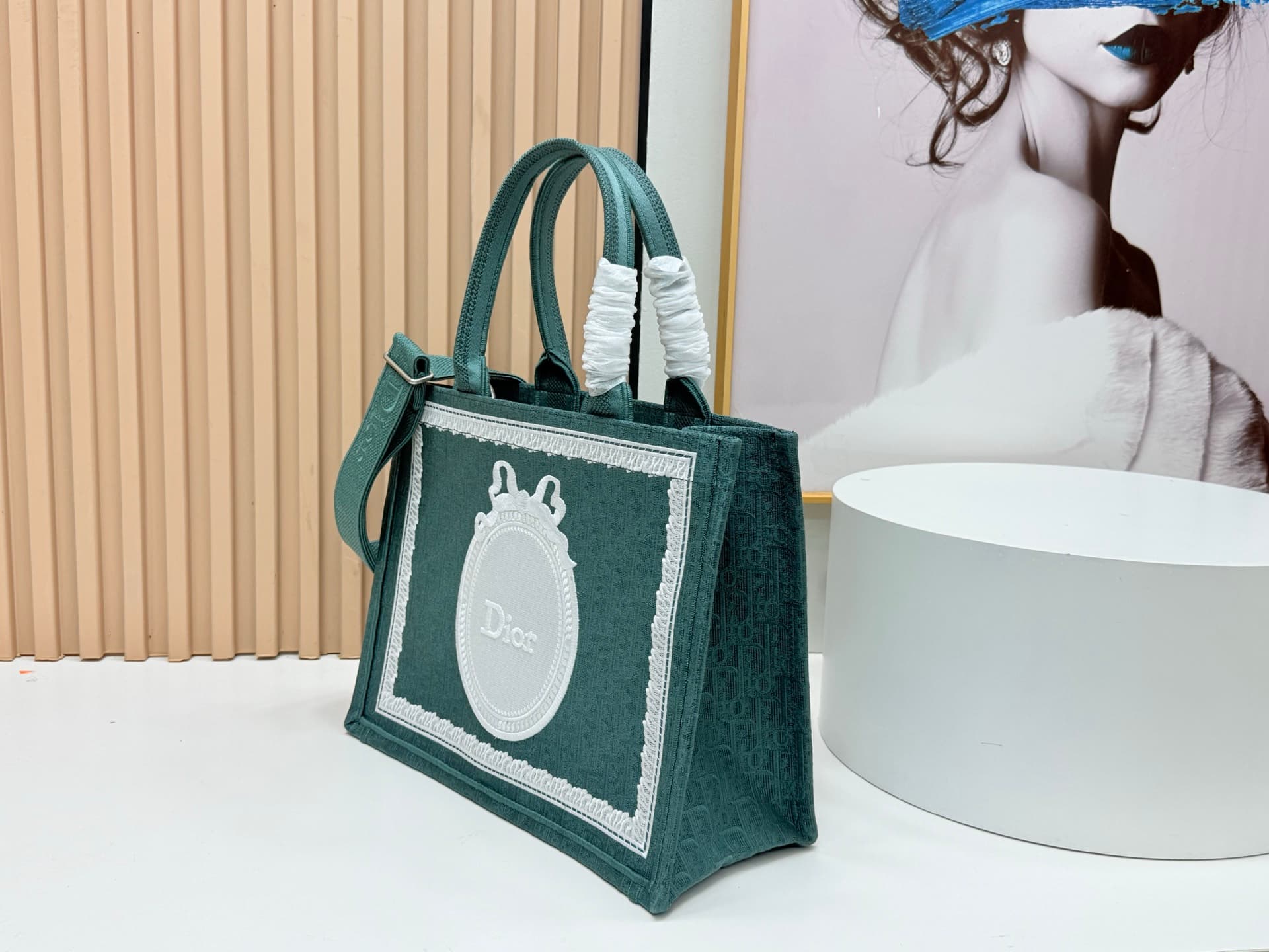 C2008 Details of Diore JWA’s new bags in the first season! The classic bags now have a modern feel. — image 3