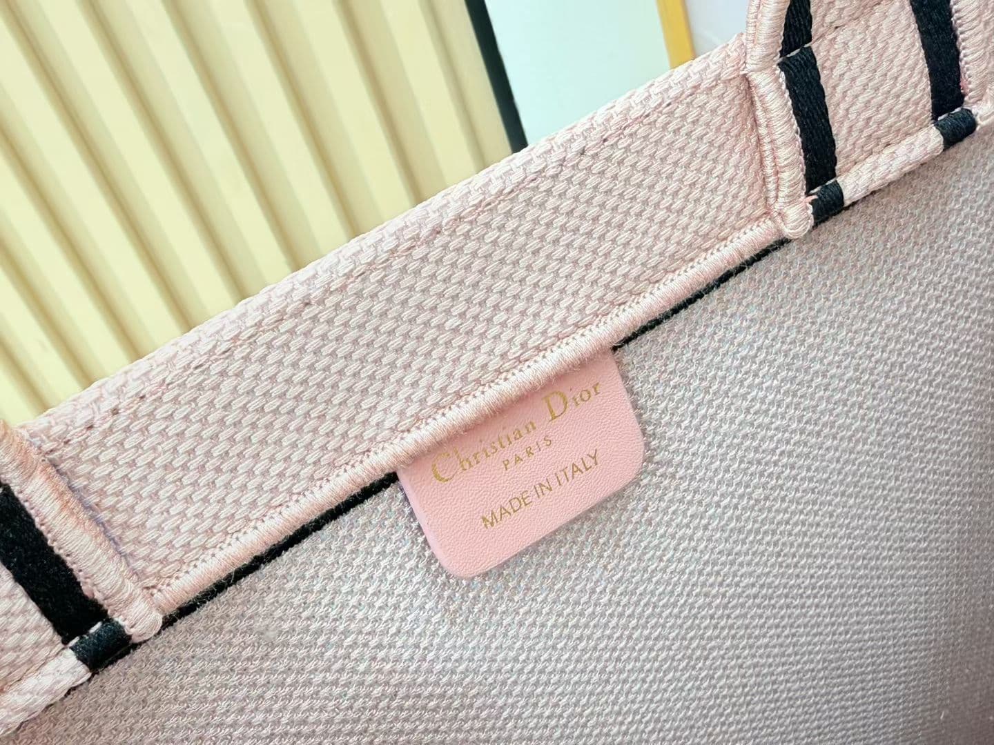 C2000 Details of Diore JWA’s new bags in the first season! The classic bags now have a modern touch. — image 8
