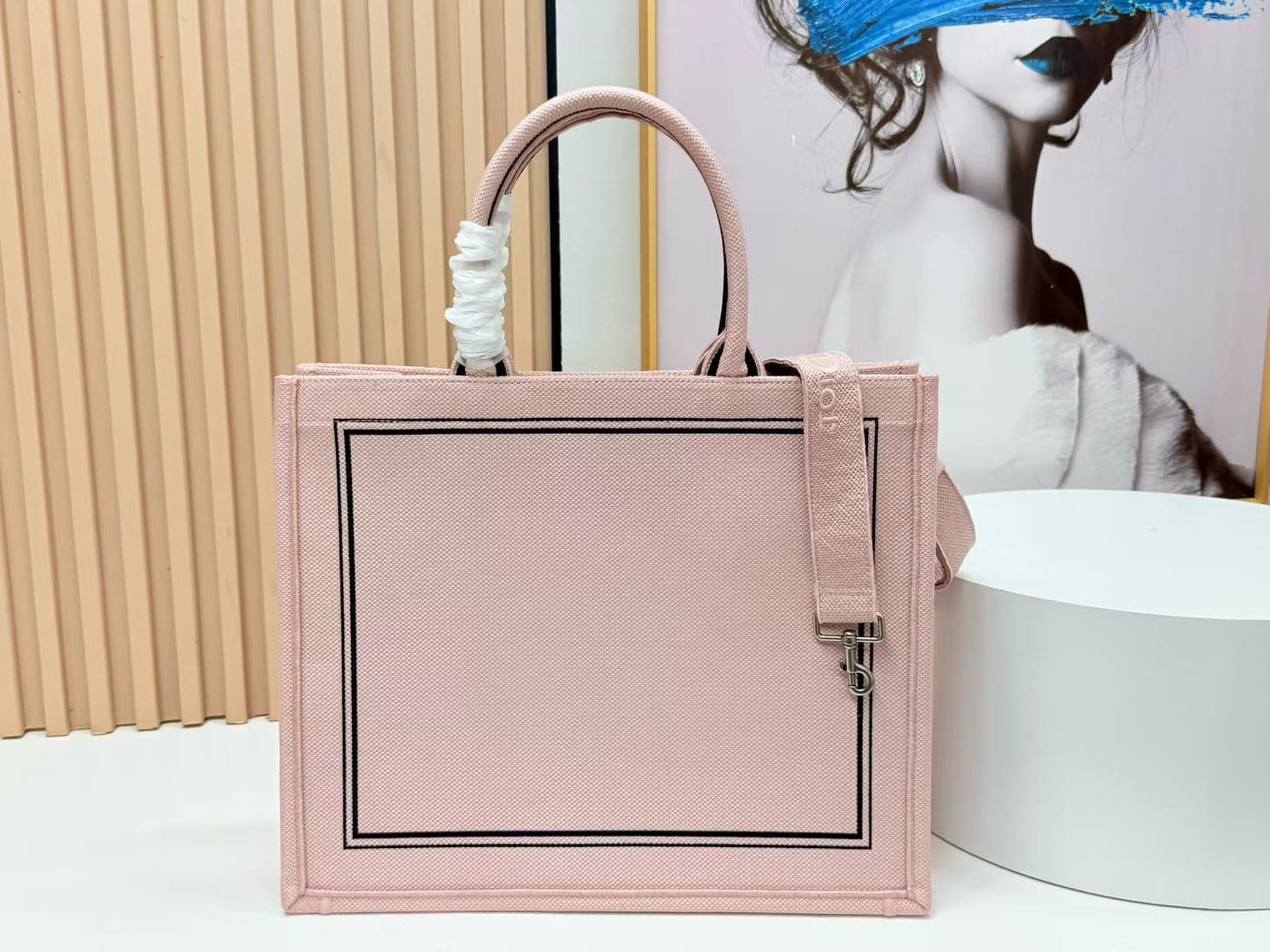 C2000 Details of Diore JWA’s new bags in the first season! The classic bags now have a modern touch. — image 4