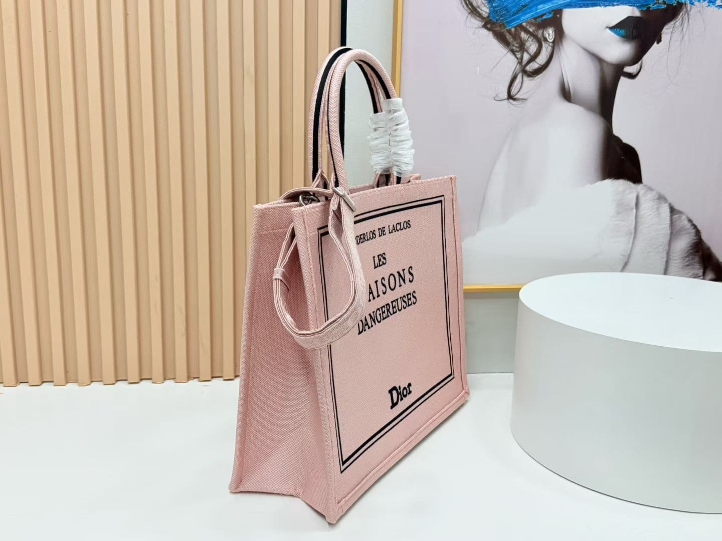 C2000 Details of Diore JWA’s new bags in the first season! The classic bags now have a modern touch. — image 2