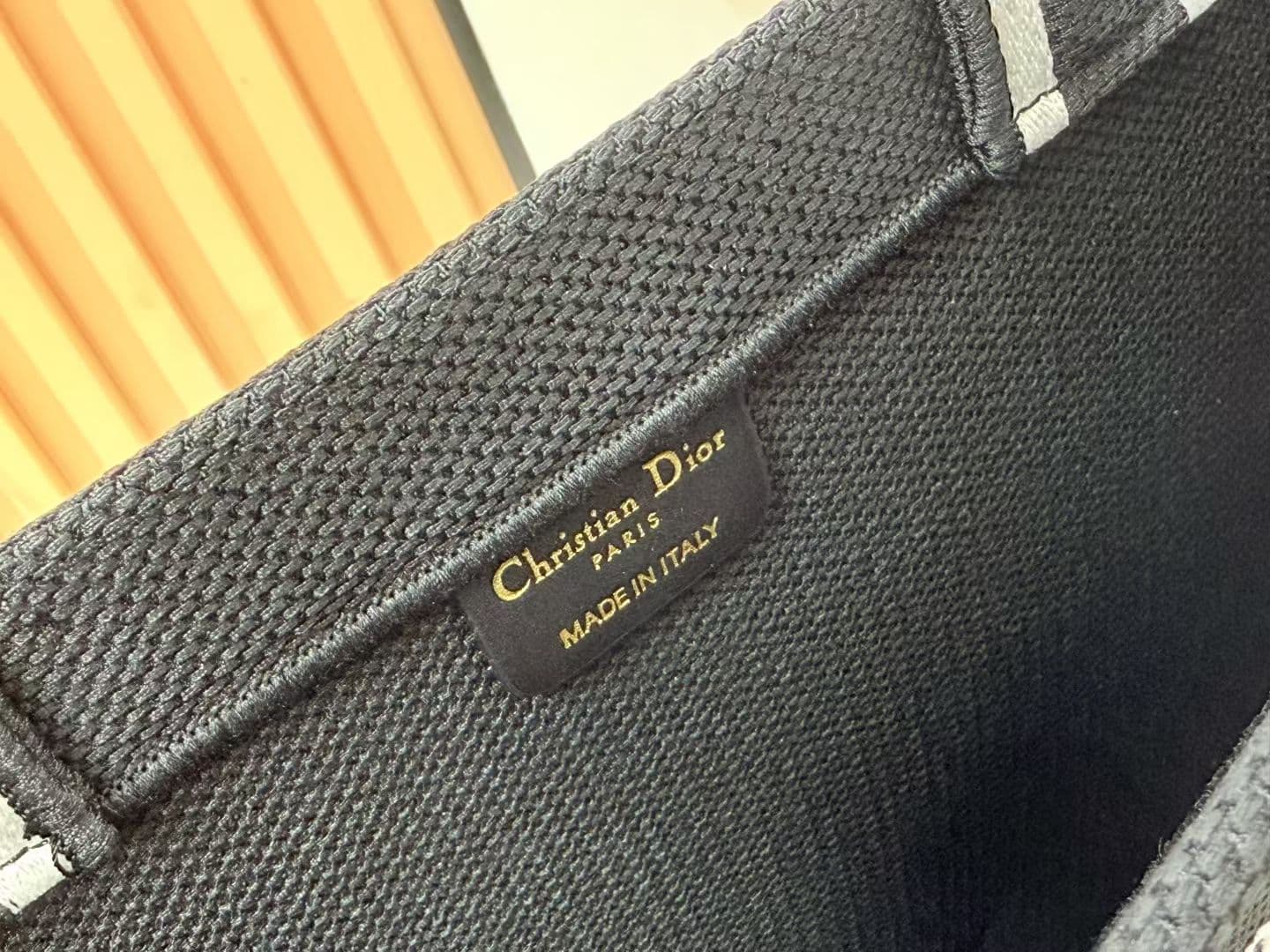 C1990 Details of Diore JWA’s new bags in the first season! The classic bags now have a modern feel. — image 7