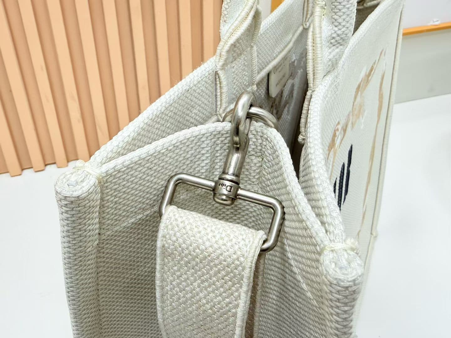 C1978 Details of Diore JWA’s new bags in the first season! The classic bags now have a modern touch. — image 5