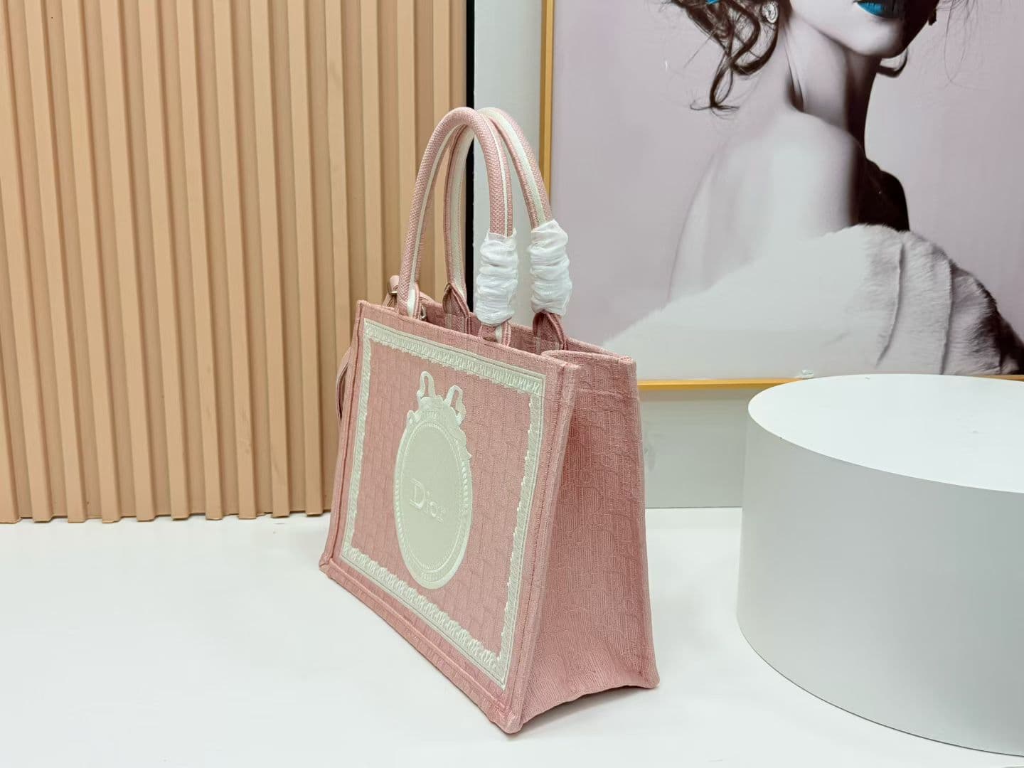 C1956 Details of Diore JWA’s new bags in the first season! The classic bags now have a modern feel. — image 3