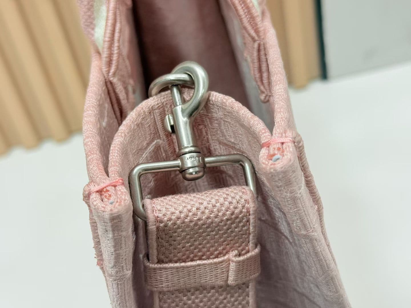 C1956 Details of Diore JWA’s new bags in the first season! The classic bags now have a modern feel. — image 7