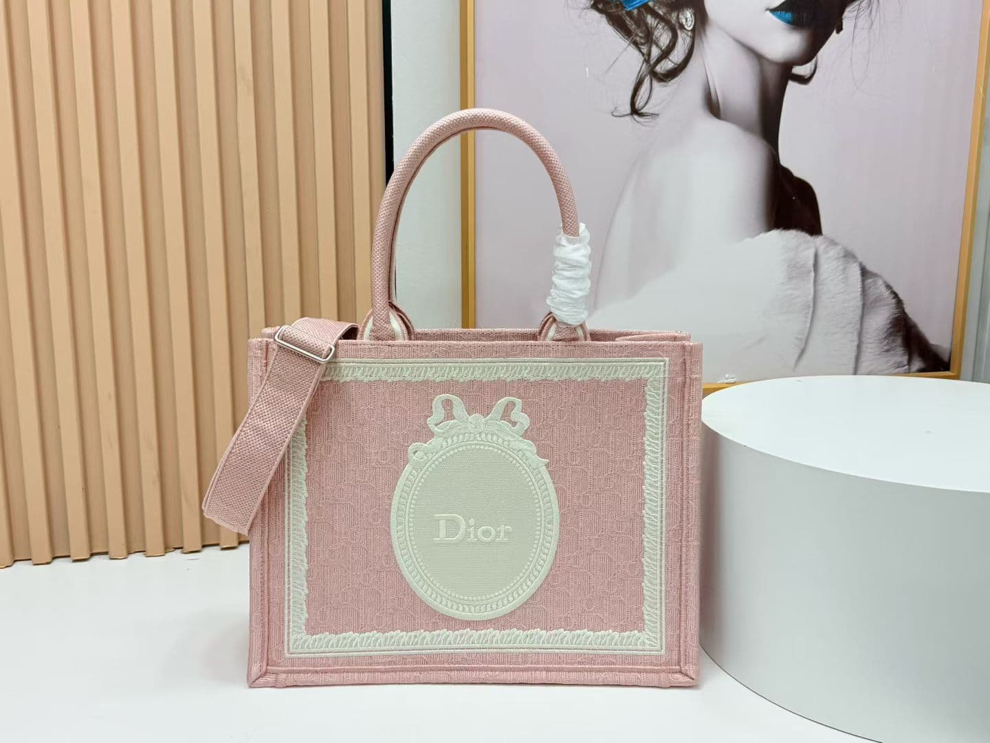C1956 Details of Diore JWA’s new bags in the first season! The classic bags now have a modern feel. — image 1
