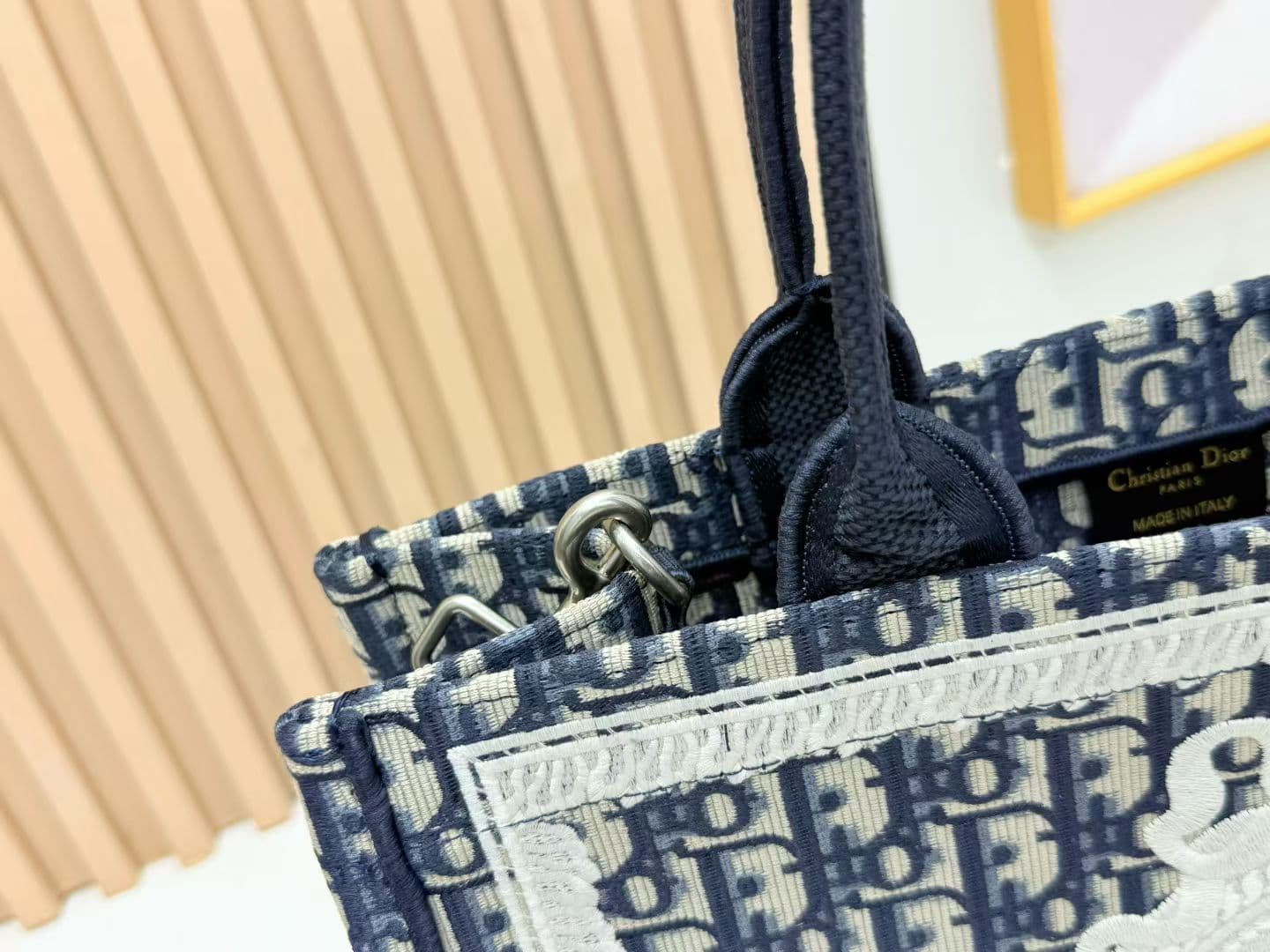 C1950 Details of Diore JWA’s new bags in the first season! The classic bags now have a modern touch. — image 5