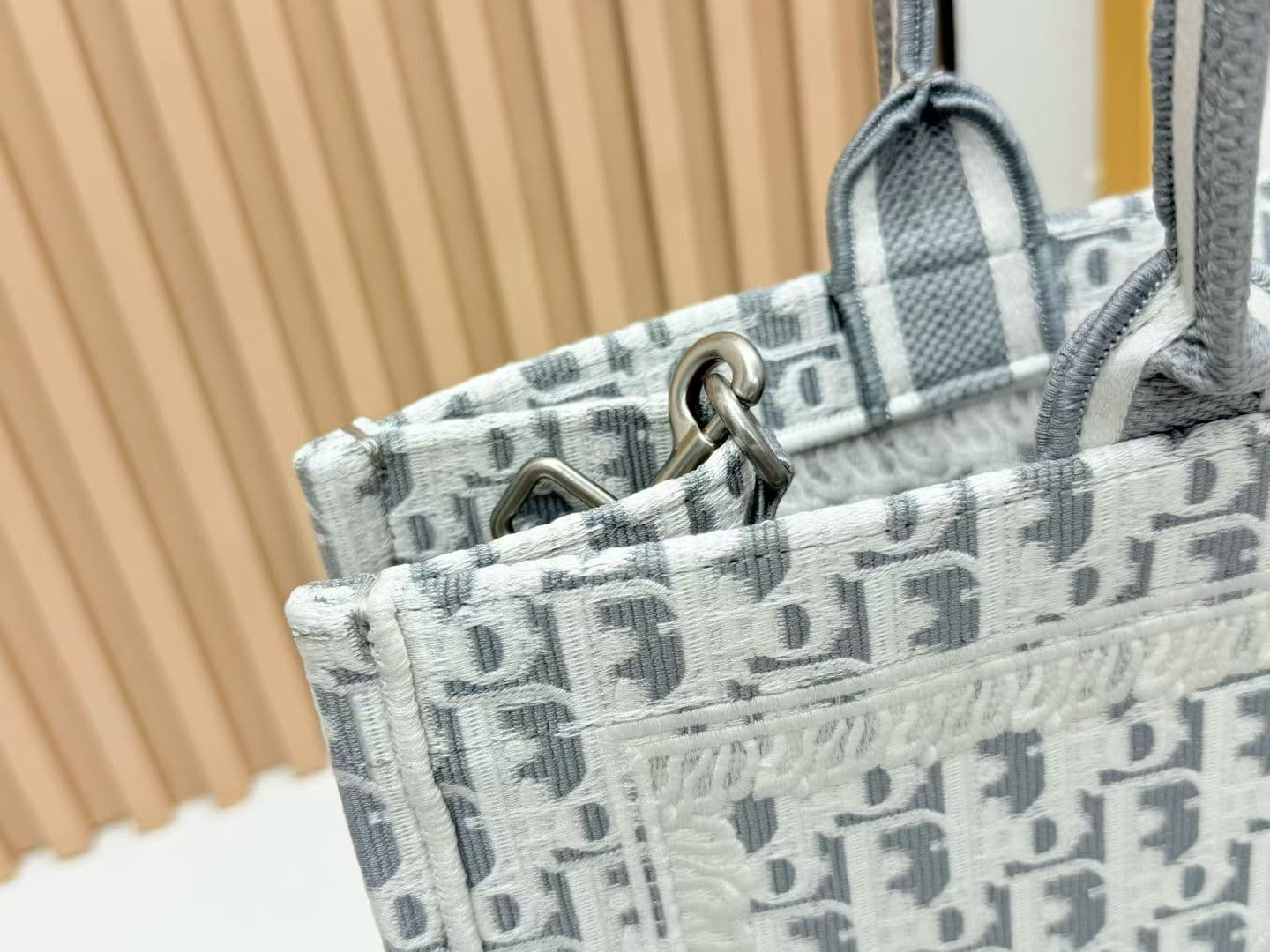 C1936 Details of Diô JWA’s new bags in the first season! The classic bags now have a modern feel — image 7