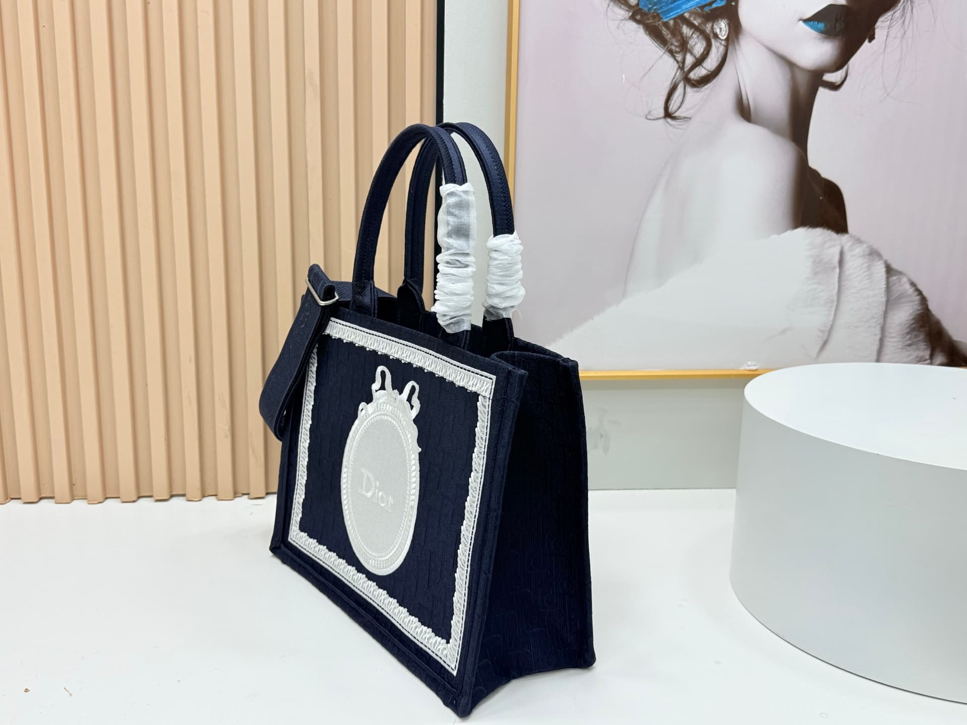 C1932 Details of Diô JWA’s new bags in the first season! The classic bags now have a modern twist. — image 3