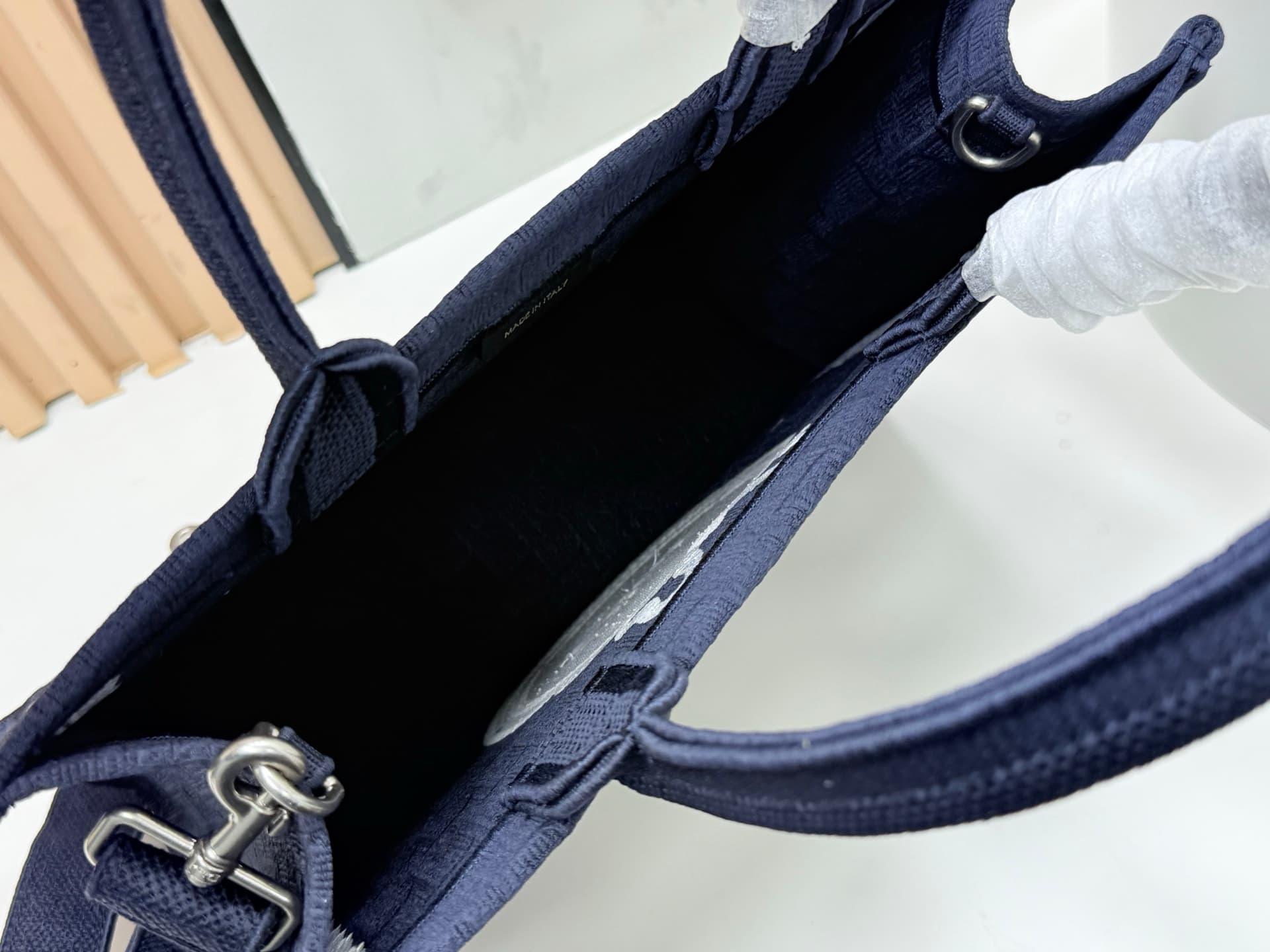 C1932 Details of Diô JWA’s new bags in the first season! The classic bags now have a modern twist. — image 8