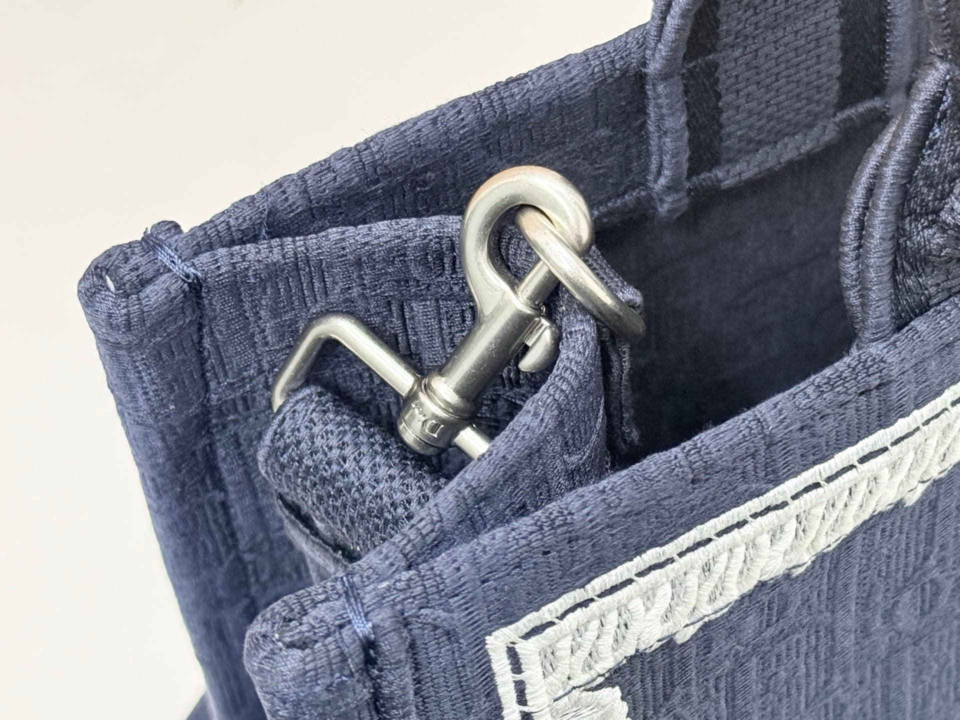 C1932 Details of Diô JWA’s new bags in the first season! The classic bags now have a modern twist. — image 6