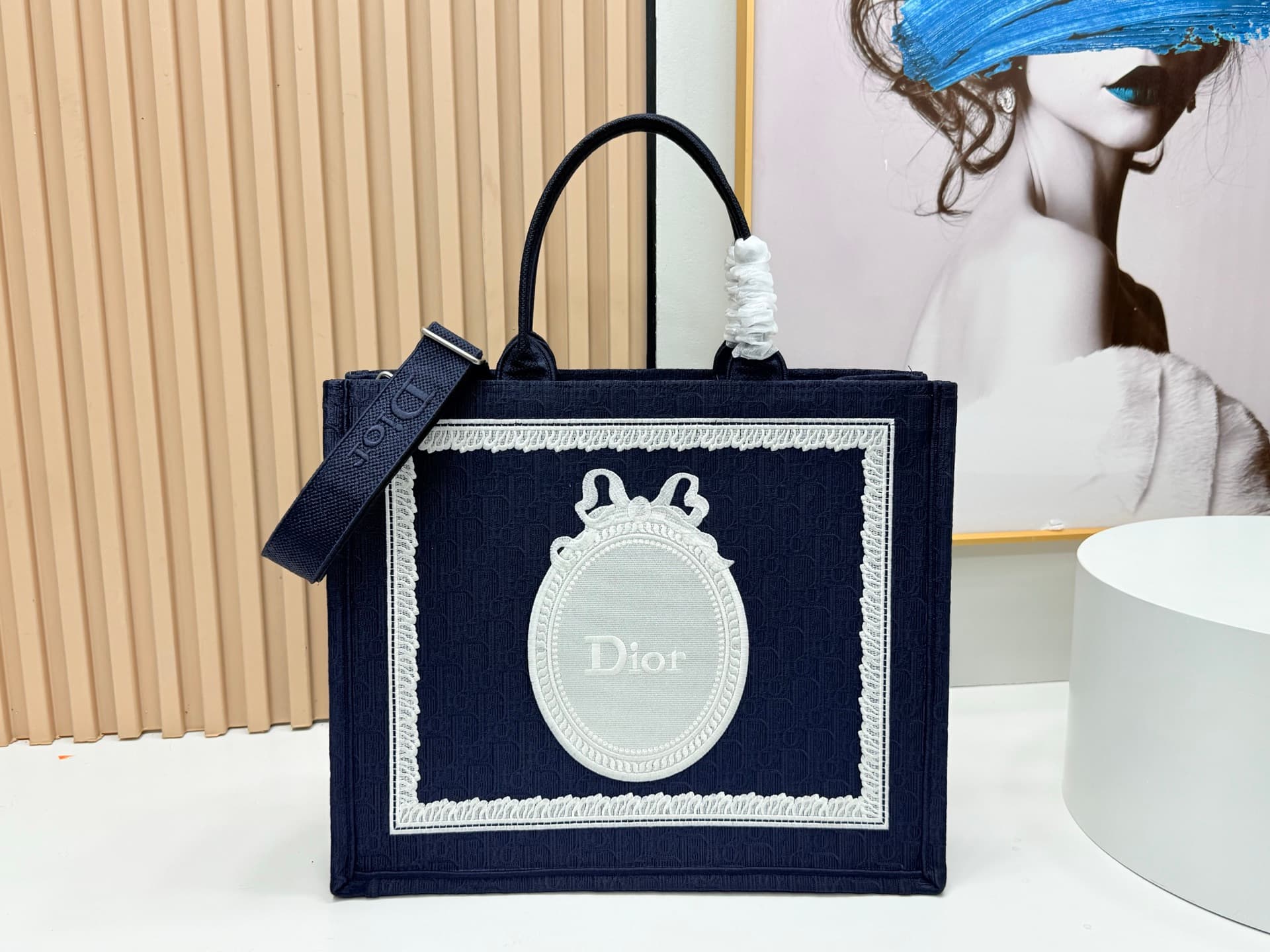 C1929 Details of Diore JWA’s new bags in the first season! The classic bags now have a modern touch. — image 1