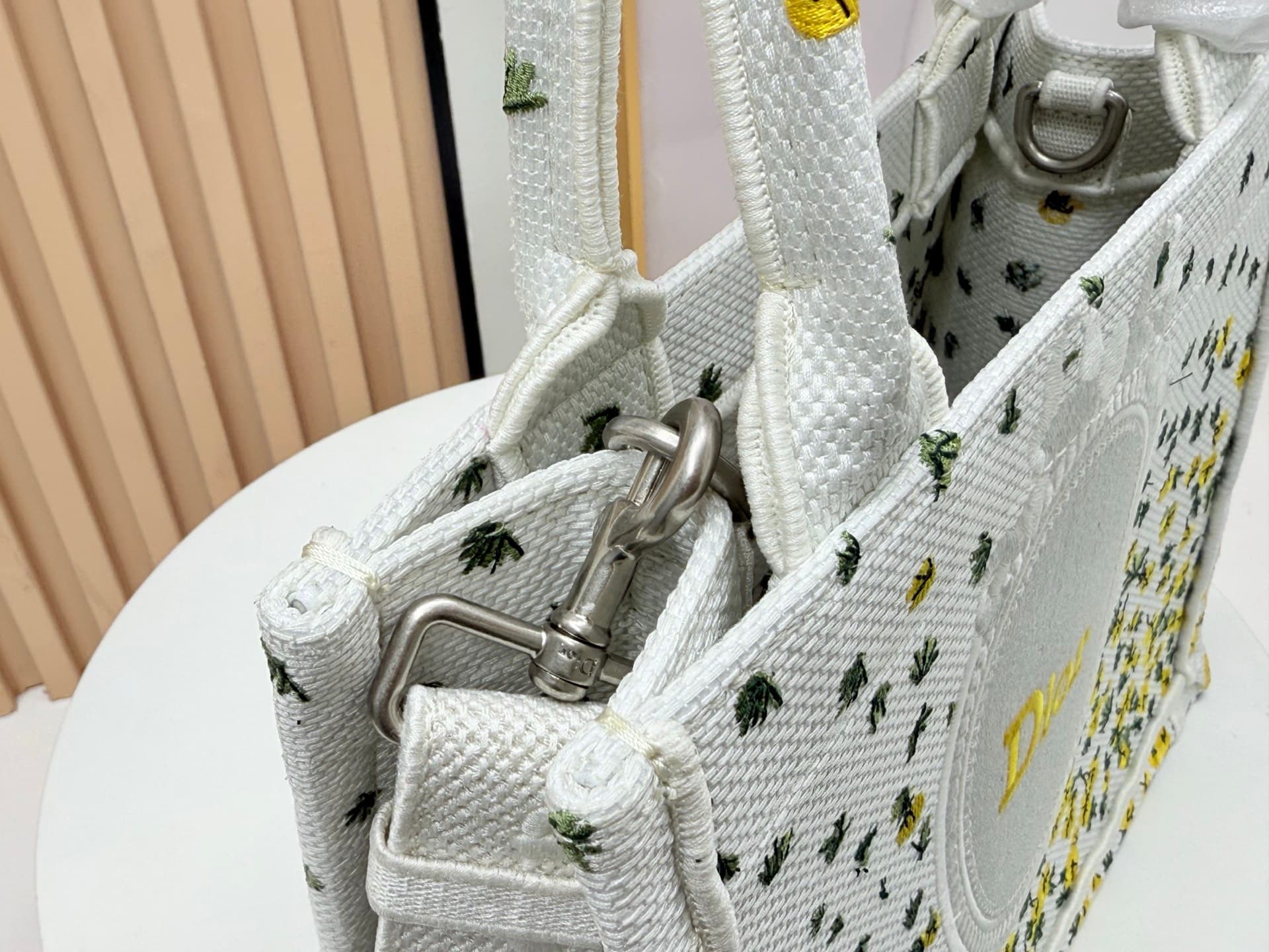 C1928 Details of Diore JWA’s new bags in the first season! The classic bags now have a modern twist. — image 6