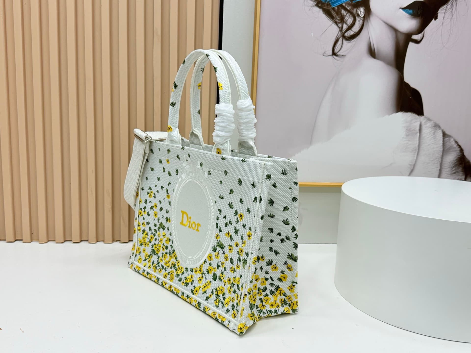 C1926 Details of Diò JWA’s new bags in the first season! The classic bags now have a modern touch. — image 3
