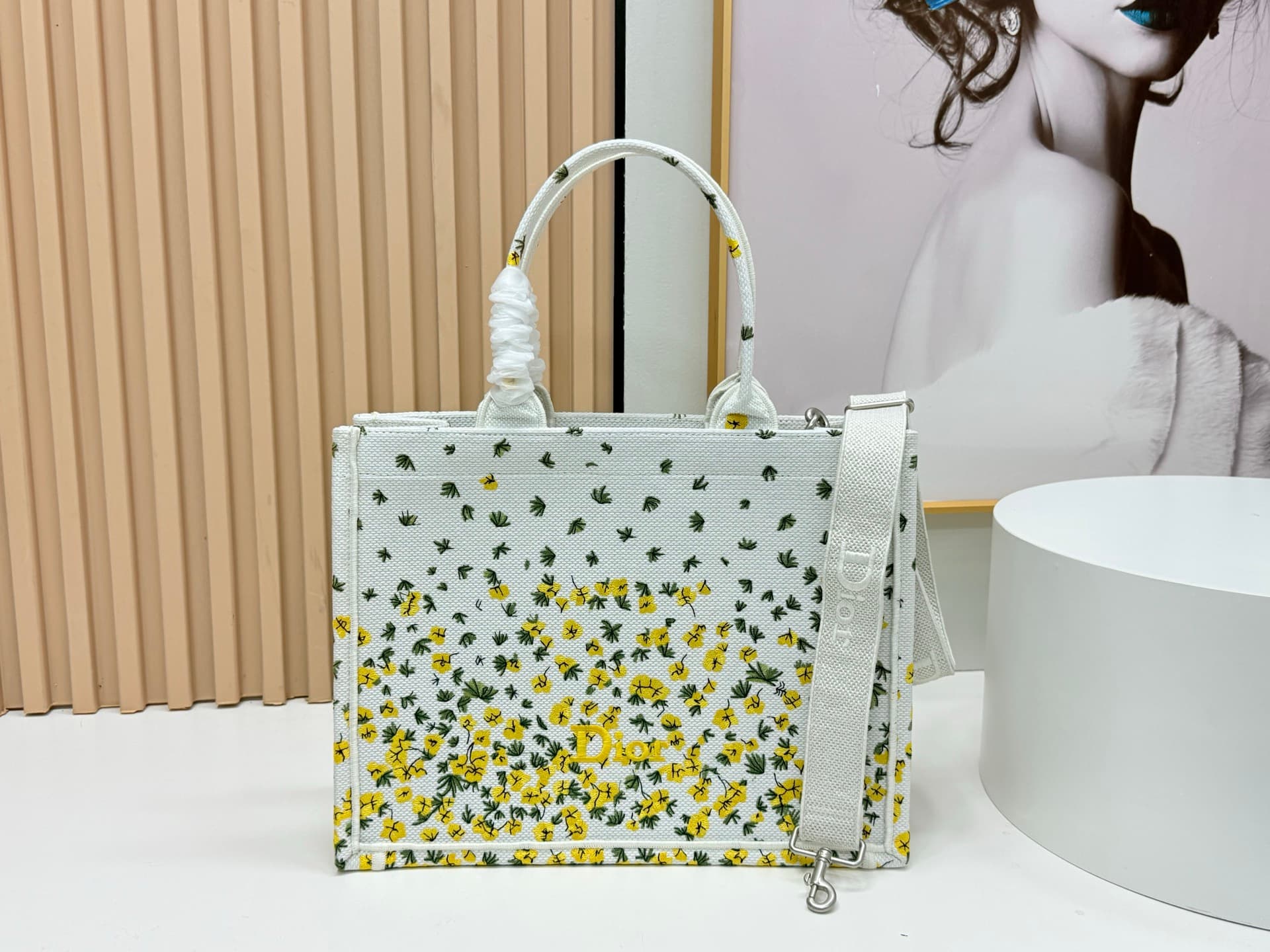 C1926 Details of Diò JWA’s new bags in the first season! The classic bags now have a modern touch. — image 4