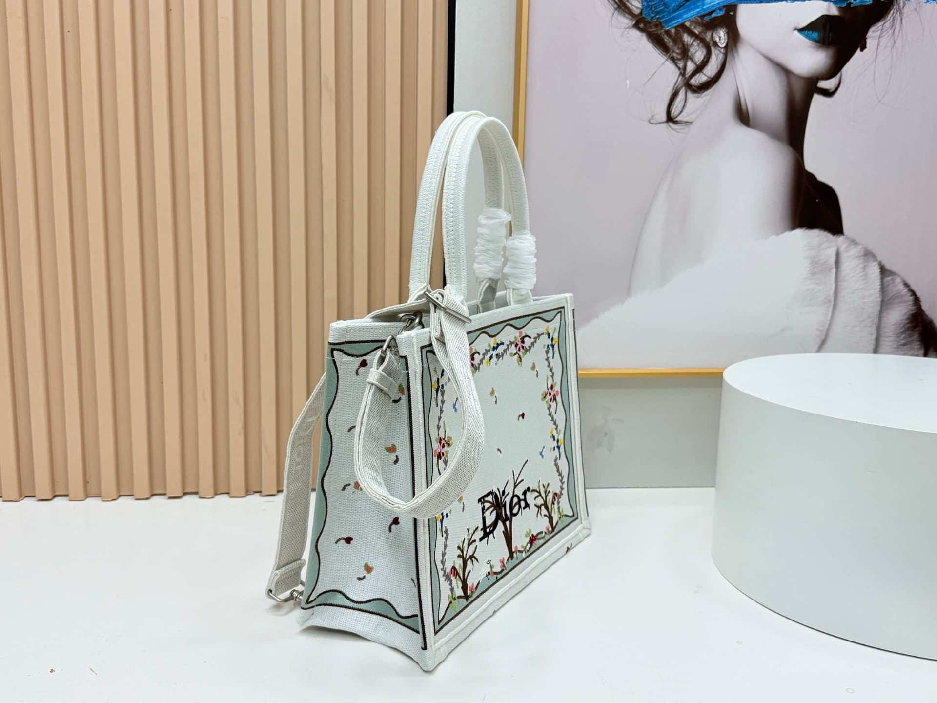 C1920 Details of Diore JWA’s new bags in the first season! The classic bags now have a modern touch. — image 2