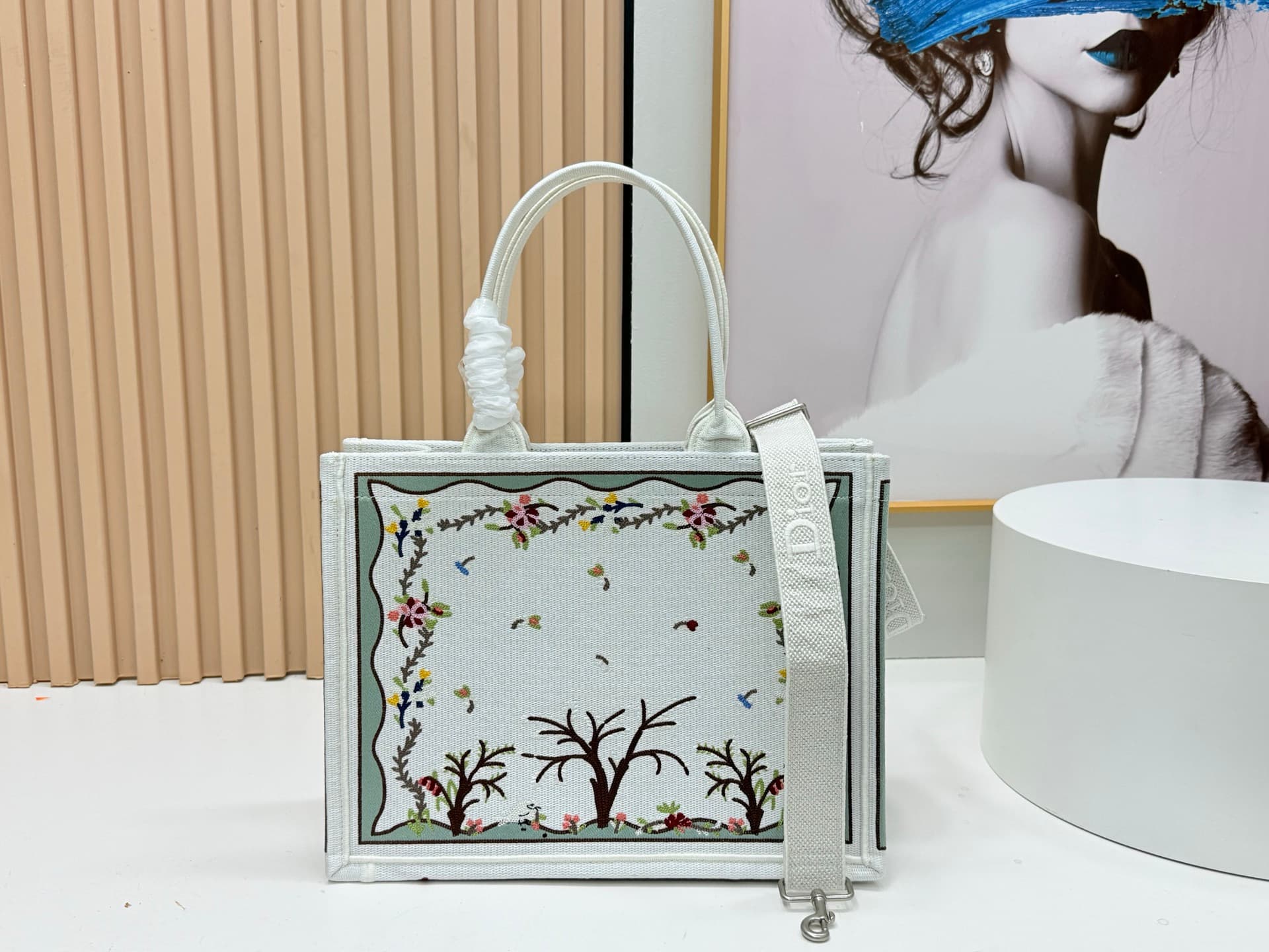 C1920 Details of Diore JWA’s new bags in the first season! The classic bags now have a modern touch. — image 4