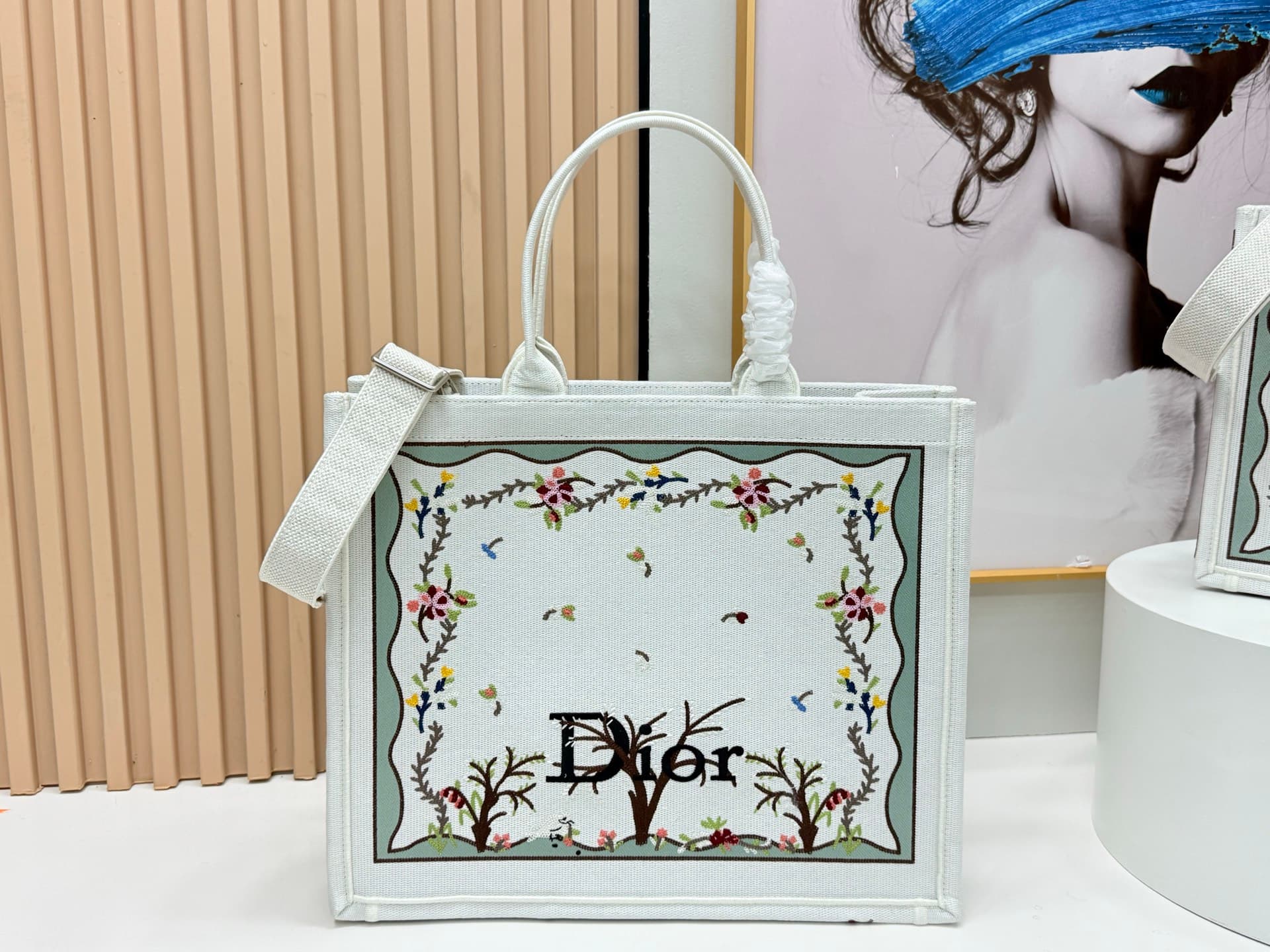 C1918 Details of Diore JWA’s new bags in the first season! The classic bags now have a modern touch. — image 1